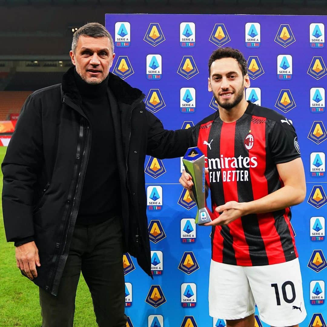 ACミランさんのインスタグラム写真 - (ACミランInstagram)「Congratulations to @hakancalhanoglu the @seriea player of the month for December 🏆 #MilanJuve #SempreMilan」1月7日 5時00分 - acmilan