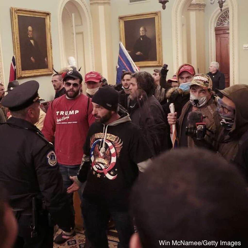 ABC Newsさんのインスタグラム写真 - (ABC NewsInstagram)「Pro-Trump protesters who rallied outside the U.S. Capitol clashed with police officers and breached the building, sending the building into a lockdown with members of Congress inside.」1月7日 5時14分 - abcnews