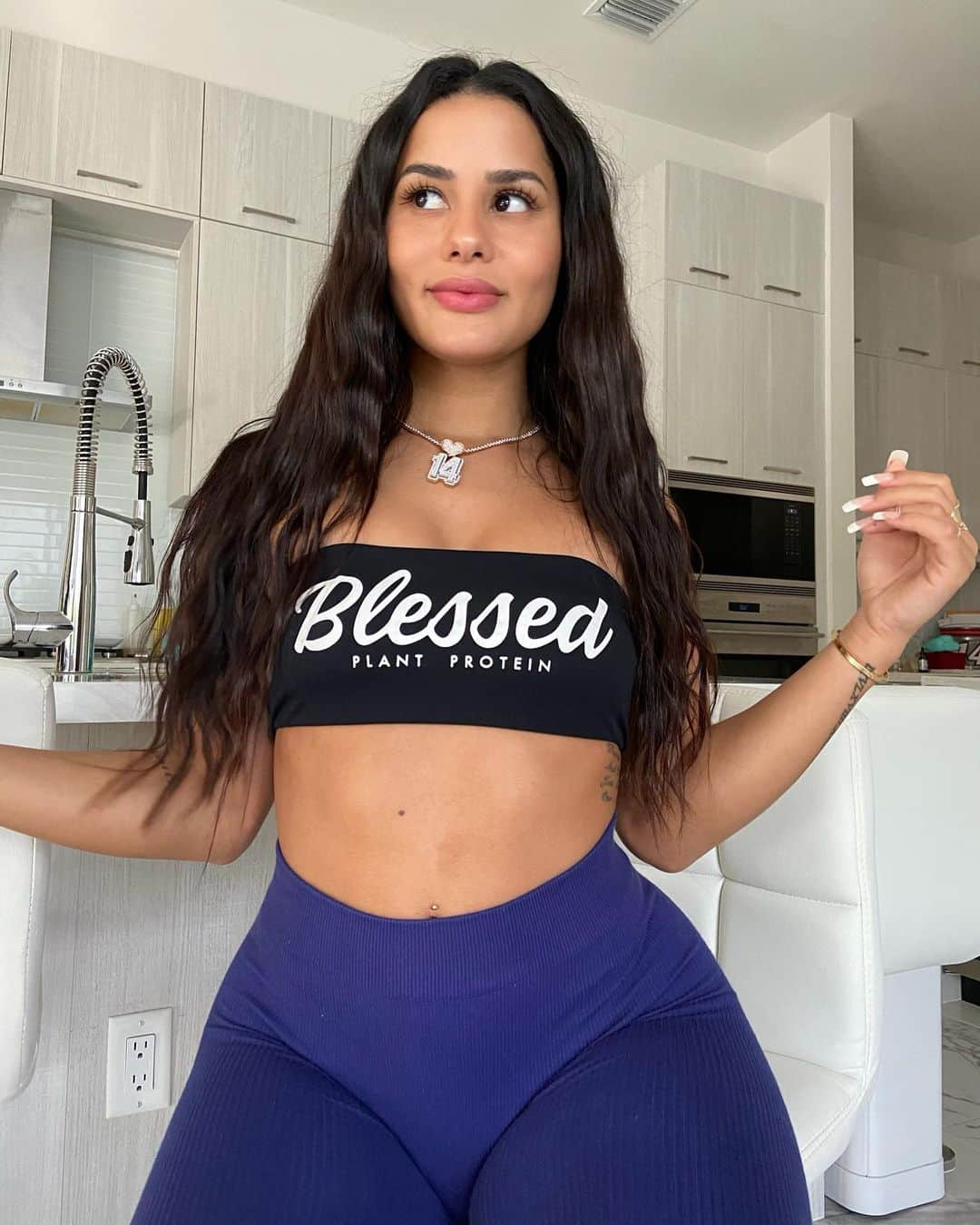 Katya Elise Henryさんのインスタグラム写真 - (Katya Elise HenryInstagram)「more smiling, less worrying. more compassion, less judgement. more blessed, less stressed. more love, less hate. 🙏🏽  - - @blessedprotein ... it’s a lifestyle. for 10% off anything & everything on www.ehplabs.com use code KATYA10💙」1月7日 5時09分 - katyaelisehenry