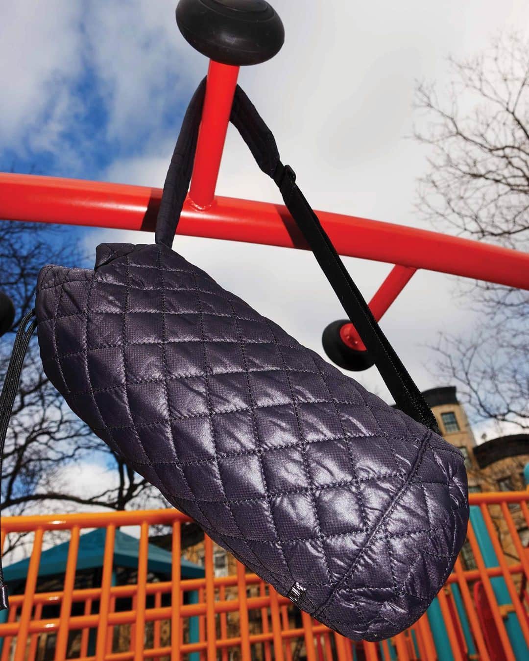 MZウォレスのインスタグラム：「The secret to keeping your New Year's Resolutions? Investing in the tools you need. Set yourself up for success with our Metro Drawstring Sling Bag, an eco-friendly style designed to tote your reusable water bottle (and other small workout essentials!). Swipe to get a closer look and tap to shop. #DesignedToDoMore #newarrivals」