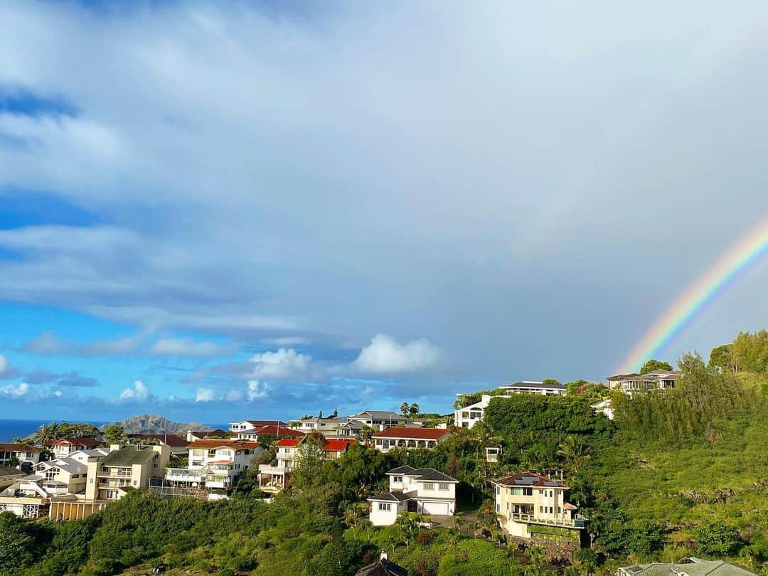 マキ・コニクソンさんのインスタグラム写真 - (マキ・コニクソンInstagram)「Good morning from Rainbow State!! 🌈  毎朝のようにうちのお隣りの山に🌈ちゃまが顔を出してくれるから嬉しい！😊 うっすらだけどダボーだぁ！🌈🌈  2021年は私にとって虹の年🌈 (勝手にそう思ってるの！😁) だから凄く希望が持てる！✨✨ こうやって少しずつでいいから ポジティブ脳を発達させていこう！😁☝🏼  さて、今日もやる事だらけ。 昨日は”丁寧に！”を心がけたから結構 納得出来る仕事が出来た！と、思う！😁  朝、目が覚めて大きく深呼吸をして それから1日の目標を立てて自分を仕切り直してみるといいよ！ これは私が毎朝やる 自分にヤル気スイッチを入れる作業！👍🏼 そして最後に”エイっ！”も忘れないでね！😁  私は今日も、”丁寧に！”を心がけて行動します！丁寧にはたくさんの意味があって、 人と話す時の言葉選びとか物を扱う時とか 運転の仕方とか色々な場合があります！ 改めて”丁寧”って大切な事だね！  そしてハッピーな自分だけでなくモラルの ある自分とも仲良くしよう！👍🏼  今日も口角あげて笑顔で行ってらっしゃい！😄👋🏼  #エアハワイ🌺  #ハッピーレインボーのおすそ分け🌈 #No Rain No Rainbow #ストーリー見てね！😊」1月7日 5時23分 - makikonikson