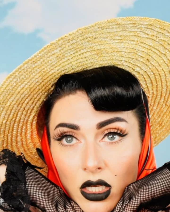 カーミンのインスタグラム：「1st qveen herby video to hit 11M 🍭」