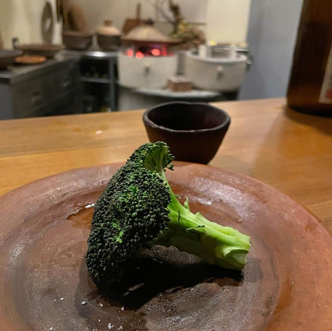 やまだひさしさんのインスタグラム写真 - (やまだひさしInstagram)「孤独じゃないグルメ 土器で野菜を食べる。 どうして土器で焼くだけでこんなに美味しくなるのか。理由は全て店主が教えてくれるw 変人(もちろん褒め言葉) の料理は発見だらけで楽しい。ベジタリアンにはなれないが、たまにはここまで振り切った食事もありだね。おかげで内臓の調子がすこぶる良い。 オナラがとまらないw #やまだひさし　#ラジオ　#DJ #グルメ　#野菜　#土器　#縄文土器  #弥生土器　#どっちが好き #どっちも土器  #レキシ　#好き」1月7日 5時27分 - yamadamic