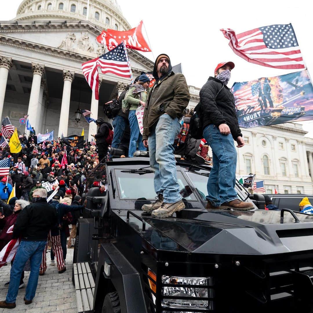 Good Morning Americaさんのインスタグラム写真 - (Good Morning AmericaInstagram)「Supporters of Donald Trump who rallied outside the U.S Capitol clashed with police officers and breached the building. A law enforcement source told @abcnews shots were fired. More at link in bio.  (📷: @gettyimages)」1月7日 5時27分 - goodmorningamerica
