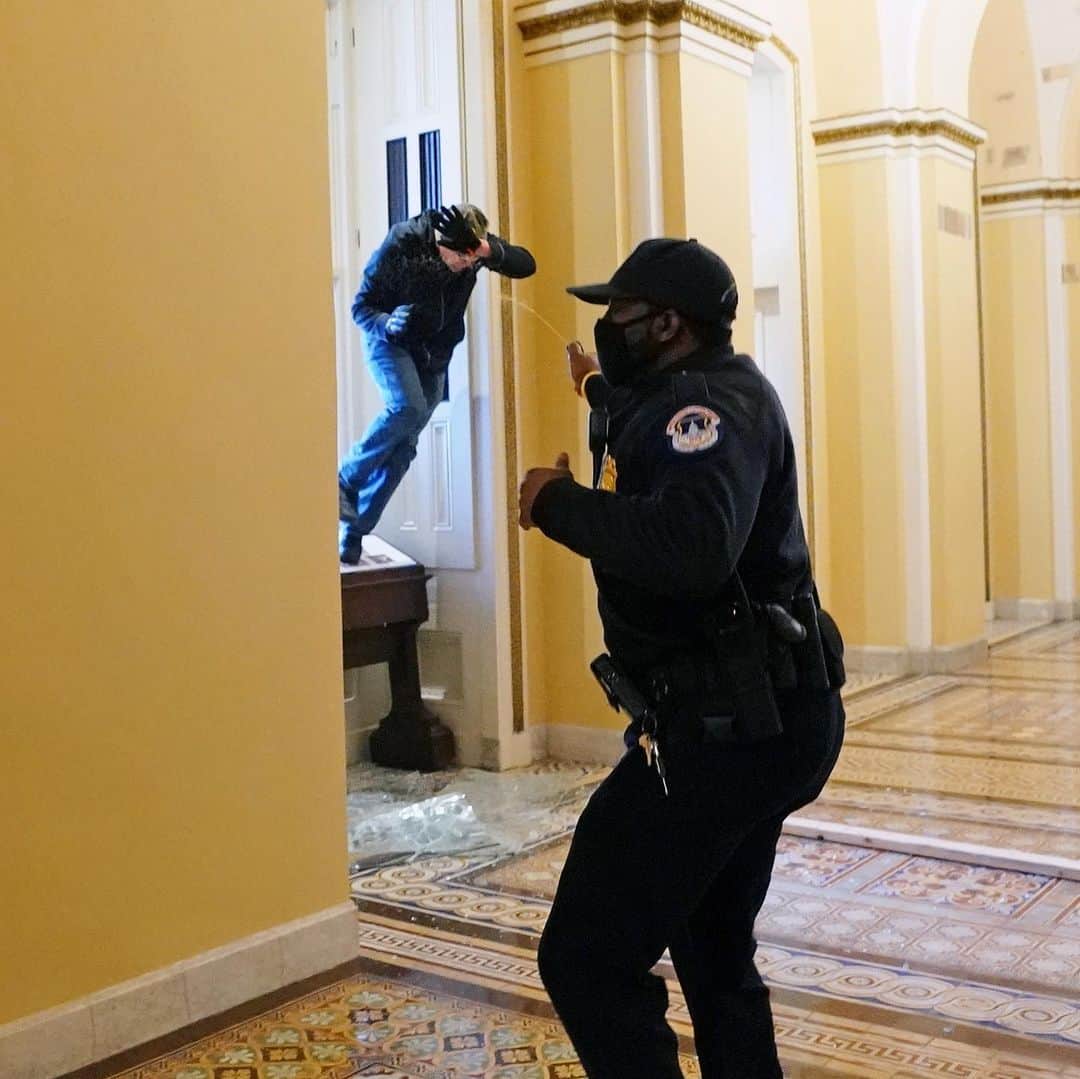 Good Morning Americaさんのインスタグラム写真 - (Good Morning AmericaInstagram)「Supporters of Donald Trump who rallied outside the U.S Capitol clashed with police officers and breached the building. A law enforcement source told @abcnews shots were fired. More at link in bio.  (📷: @gettyimages)」1月7日 5時27分 - goodmorningamerica