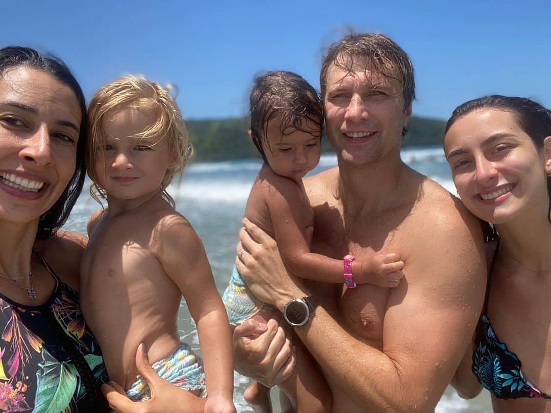 シェイラ・カストロのインスタグラム：「Hoje é aniversário da menina/mulher mais incrível que conheço, e que tenho a sorte de ser madrinha! Ela é madrinha das minhas pitucas (batizou a Ninna, mas é madrinha das duas)! Lembro que no aniversário de 14 anos dela, estávamos em Istambul e meu marido me disse, “lindinha, quero ter uma filha igual a Helena”, e eu perguntei igual como lindinho? Fisicamente? Índole? Ele disse, “tudo lindinha, principal índole, ela ainda era uma menina entrando na adolescência mas já tinha uma dedicação enorme pra tudo que fazia, um comprometimento com tudo e todos. Não conheço uma pessoa que não ache ela incrível. Iéié (como minhas filhas a chamam), vc merece o mundo! Pode contar comigo sempre, espero de coração que minhas filhas se inspirem em vc! Tenho um orgulho e uma felicidade enorme de ser sua madrinha! Esse com certeza foi o maior presente que a Marinez poderia ter me dado! Te amo! Seja feliz sempre!!! Beijo da nossa família!!! #heleninha #20anos」