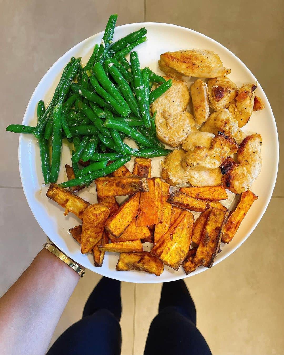 Sascha Barbozaのインスタグラム：「Una opción de comida súper balanceada! Es un pollo con mostaza, más abajo les comparto la receta, aporta suficiente proteína, las batatas son una fuente excelente de carbohidrato complejo, y los vegetales con un poquito de aceite de oliva aportan fibra, micro nutrientes y grasas buenas.  . El pollo lo preparé picando en bastones tres pechugas de pollo, las condimente con mostaza, mermelada de durazno natural, ajo, sal, pimienta, un poquito de paprika, y una cucharadita de soya baja en sodio. Se lleva el pollo a la sartén para sellarlo de lado y lado, luego lo transferí a un envase de vidrio, hornear por 10 minutos a 400° y luego cambie el horno a broil para dorarlo por unos 3 min.   Las batatas Son súper fáciles de hacer, esta receta está en mi libro, se pica la batata en bastones, me gusta dejarle la piel, le agrego un poquito de aceite de oliva, paprika, sal, y meto las papas en el Air fryer por 20 minutos aproximadamente」