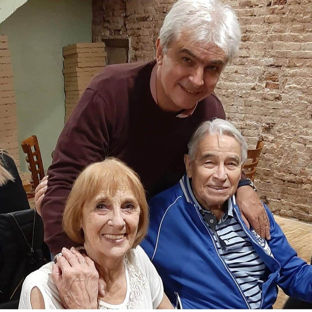 ニコラス・パレハのインスタグラム：「Vieja querida muy feliz cumpleañosssss !! 82 pirulos no se cumplen todos los días así que diafrutalo ! No sabes cómo te extraño abuela ! Te quieroooo 🎉🎊🎂🥂 @rosipareja1939 #abuelaborracha」