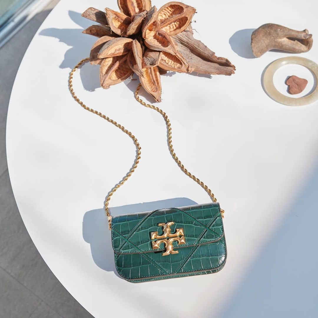 Saks Fifth Avenueのインスタグラム：「HANDBAG HEROES: Chic minimalism reigns supreme in @toryburch’s croc-embossed shoulder bag. #SaksStyle」
