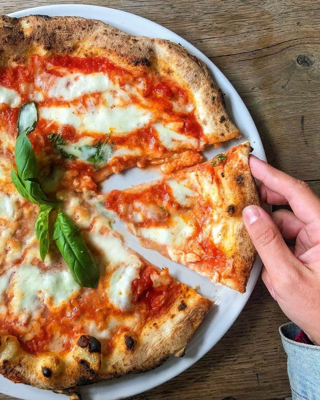 Eataly Brasilさんのインスタグラム写真 - (Eataly BrasilInstagram)「Seguindo à risca a escola napolitana, as pizzas do Pasta & Pizza são ricas em história, em sabor, e sua preparação é uma verdadeira arte. Mas e você, Eatalyano? Será que conhece todos os sabores do nosso cardápio?  Postamos um quizz nos nossos stories para testar os seus conhecimentos sobre as tradicionais pizzas napoletanas do Eataly. Corre lá pra fazer e depois conta pra gente como você se saiu, hein?  Hoje o restaurante abre para o Jantar das 19h às 22h, com fechamento da porta às 21h. Ti aspettiamo.  #eataly #eatalysp #eatalybr #pizza #pizzalovers #pizzaitaliana」1月7日 5時46分 - eatalybr