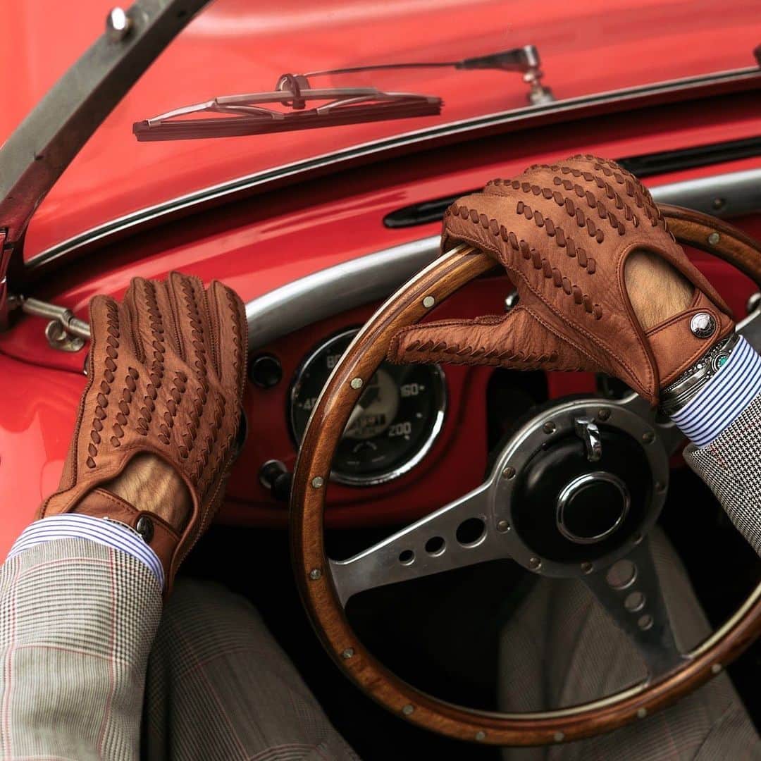 マッツォレーニのインスタグラム：「KENNY – #DRIVINGGLOVES WOMEN #DARKCOGNAC AND #BROWN #vintagecar #vintagecars」