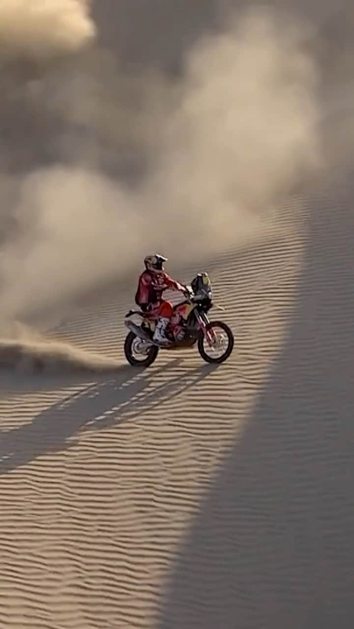のインスタグラム：「if you were wondering what’s going down at Dakar right now... (probably) 😂  #redbull #givesyouwiiings #dakar #dakar2021 #dunes」