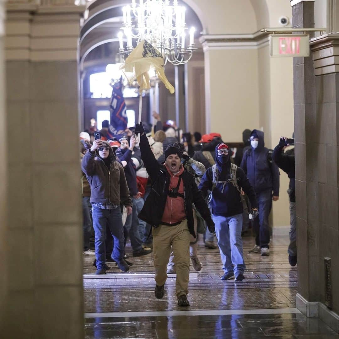 CNNさんのインスタグラム写真 - (CNNInstagram)「Supporters of President Trump have stormed the US Capitol, where members of Congress were meeting to certify President-elect Joe Biden's win. The House floor evacuated. The entire DC National Guard has been activated, and the DC mayor has implemented a 6 p.m. ET curfew. Tap the link in our bio for live updates on the riots.  (📸: Olivier Douliery/AFP/Getty Images, Saul Loeb/AFP/Getty Images, Win McNamee/Getty Images, Andrew Harnik/AP, Ting Shen/Bloomberg/Getty Images and Bill Clark/CQ-Roll Call, Inc via Getty Images)」1月7日 6時07分 - cnn