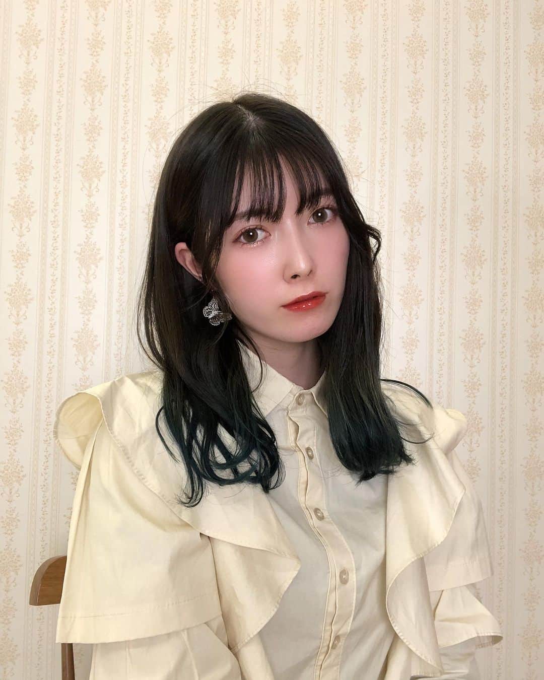 日下部美愛のインスタグラム：「今日の顔！  #photo #japan #model #me #hair #fashion #fashionblogger #makeup  #followme #instagood #camera #instadaily #dailylook #한국 #맞팔 #사진 #데일리 #裾カラー #裾カラーブルー #グラデーションカラー #韓国ヘア」