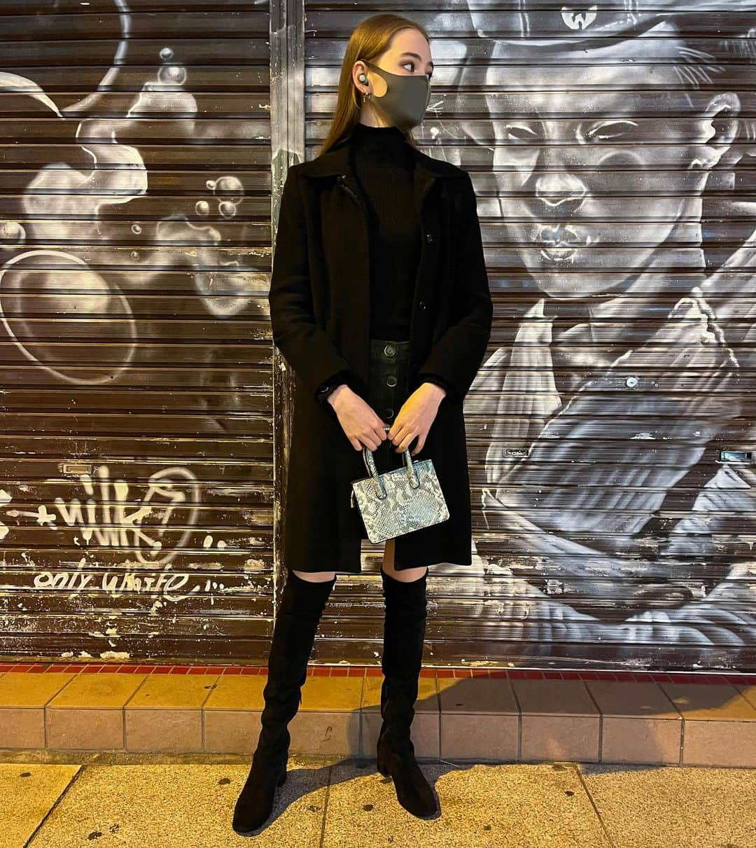 アリーシャのインスタグラム：「Today’s lesson outfit❄️✨. #oodt #allblack #minibag #wearamask」