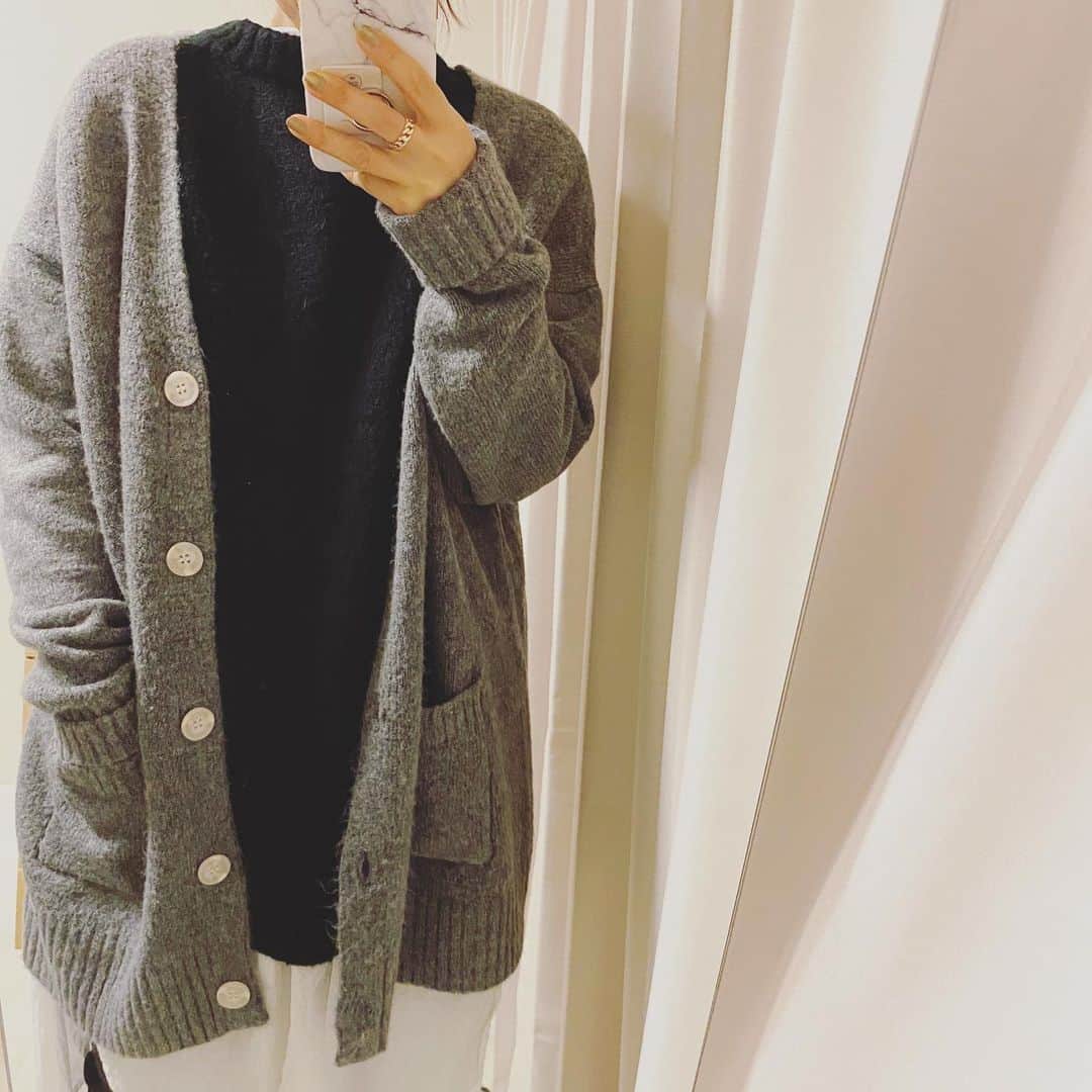 aiaiのインスタグラム：「明けましておめでとうございます。 今年もよろしくお願いします。  だいぶお久しぶりのコーデ。  ニットベストにシャツワンピースに カーディガン。  ニットベストは後ろ側を 前にして着てみたらそれはそれで ありだった。  #ニットベスト　@jungle___jungle  コーデの詳細はブログに書いています  𖤐𖤐𖤐𖤐  #fashion#outfit#style#coordinate#instagood#ootd#pic#instapic#コーデ#コーディネート#スタイリング#プチプラコーデ#本日のコーデ#大人カジュアル#プチプラ  #カジュアル #アラフォー #アラフォーコーデ #アラフォーファッション#ニットカーディガン#シャツワンピース #カーディガンコーデ#ノーカラーコート #ストールコーデ」