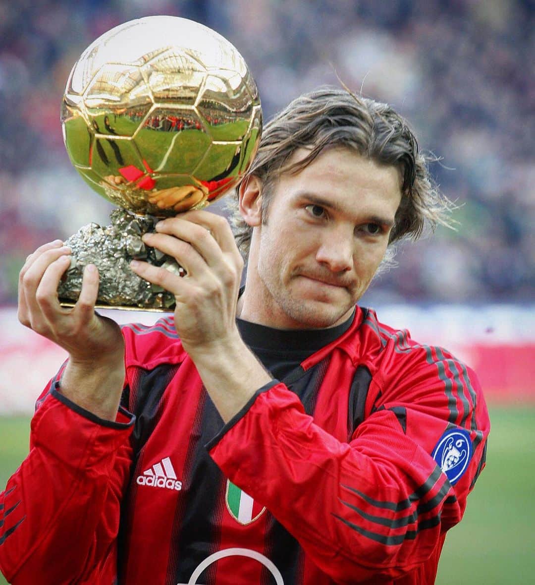 UEFAチャンピオンズリーグさんのインスタグラム写真 - (UEFAチャンピオンズリーグInstagram)「🏆 All-time favourite Milan striker?   🔴⚫️ @andriyshevchenko is presented with the Ballon d’Or award #OTD in 2005!」1月6日 21時17分 - championsleague