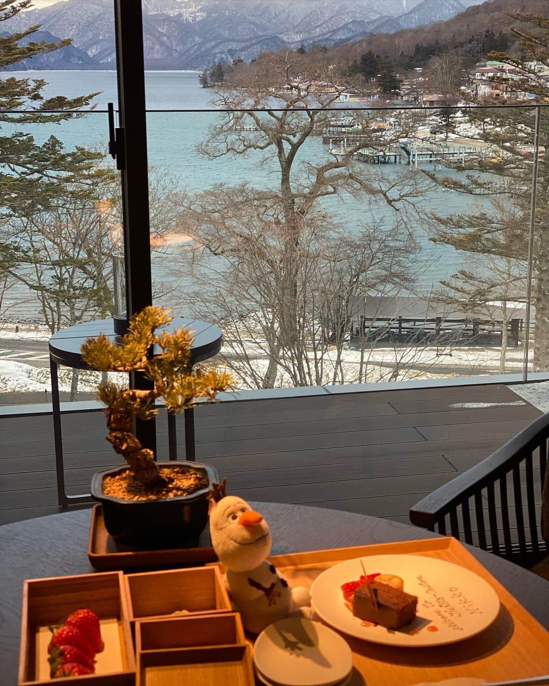 倉岡生夏さんのインスタグラム写真 - (倉岡生夏Instagram)「リッツ日光🗻 ・ ・ 30日までお仕事でしたので、お正月はまったり日光に。 初詣や温泉、ホテルでまったりしました💓  ・ ・ お部屋からは中禅寺湖がみえて絶景でした❣️ 新しいワンピース💓@emiriawiz_official  の黒に花柄が可愛い〜🌸 ・ 寒いのでヒートテック、タイツ履いたけど🤣 ・ 生地もしっかりしてるからおしゃれあったかいできました💓 ・ ・ 栃木はやっぱり苺がおいしい🍓🍓 ・ ・ ・ #日光 #ザリッツカールトン日光  #トラベルインフルエンサー  #旅行コーデ  #旅行好き女子  #大人可愛い #大人可愛いコーデ #アラサーコーデ  #旅行好きな人と繋がりたい  #中禅寺湖 #旅行記  #アラサーファッション  #japanesegirl  #travelgram  #japantlavel  #nikko」1月6日 21時20分 - kinatty.land