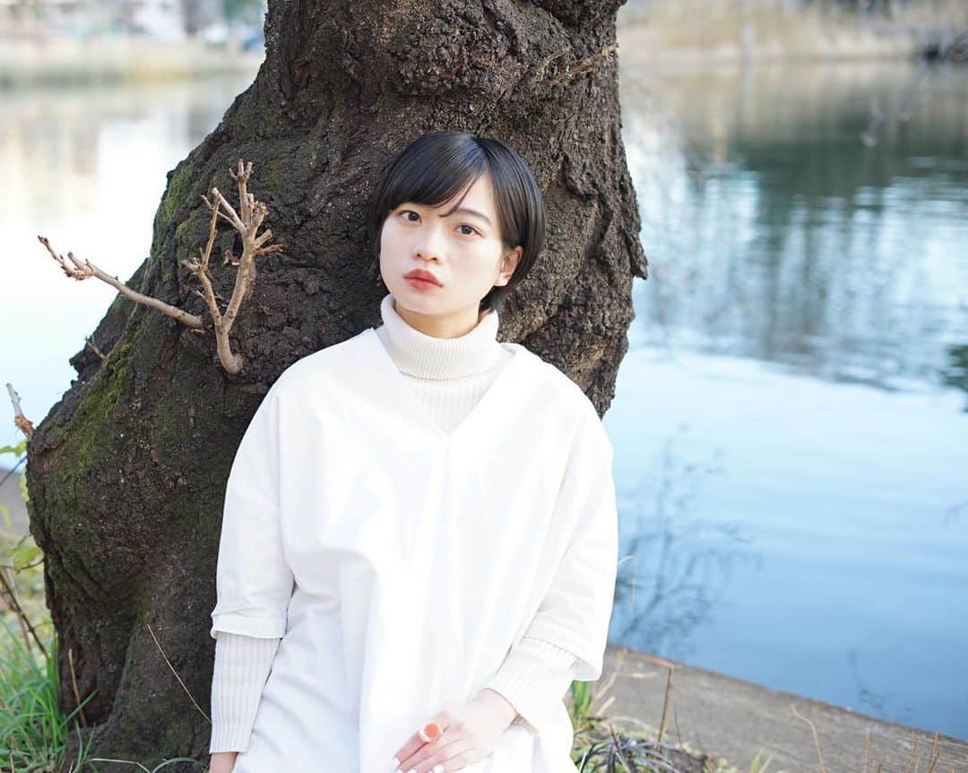 平井珠生のインスタグラム：「木に耳澄ますと、音聴こえるらしいね。  #聴こえず」