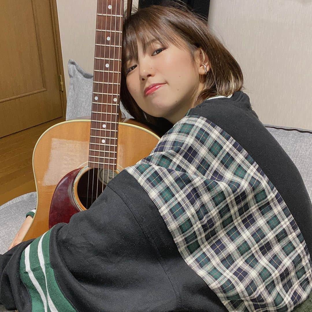 原あやののインスタグラム：「あした、歌いはじめ！ よろしくお願いします🐄  やっと黒目に光がはいったので︎︎︎✌︎  #ギター#弾き語り#音楽#アコギ#れもん」