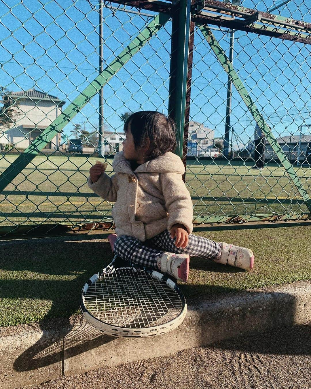 小屋春菜さんのインスタグラム写真 - (小屋春菜Instagram)「子育てが少し大変になって来たけど、毎日毎日新しい言葉を覚えて歌を覚えて…可愛いすぎる。 年末年始は車で移動し、旦那さんの実家と私の実家で過ごしました。名古屋に来てこの時期の帰省で友達と出かけたりお酒飲んだり、旦那さんと今年もお疲れ様会を2人でするの🍶が毎年の密かな楽しみの一つだったんだけど、コロナが怖いので友達とは会わず、お疲れ様会もせず。旦那さん家族とラケットを持って行ってテニスと卓球してとても楽しかった◎去年よりは上手くなってる気がする。笑　実家ではママの唐揚げ食べたり姪っ子と遊んだりでゆっくりまったりとっても充実した数日間でした😌」1月6日 21時24分 - haruharu3657