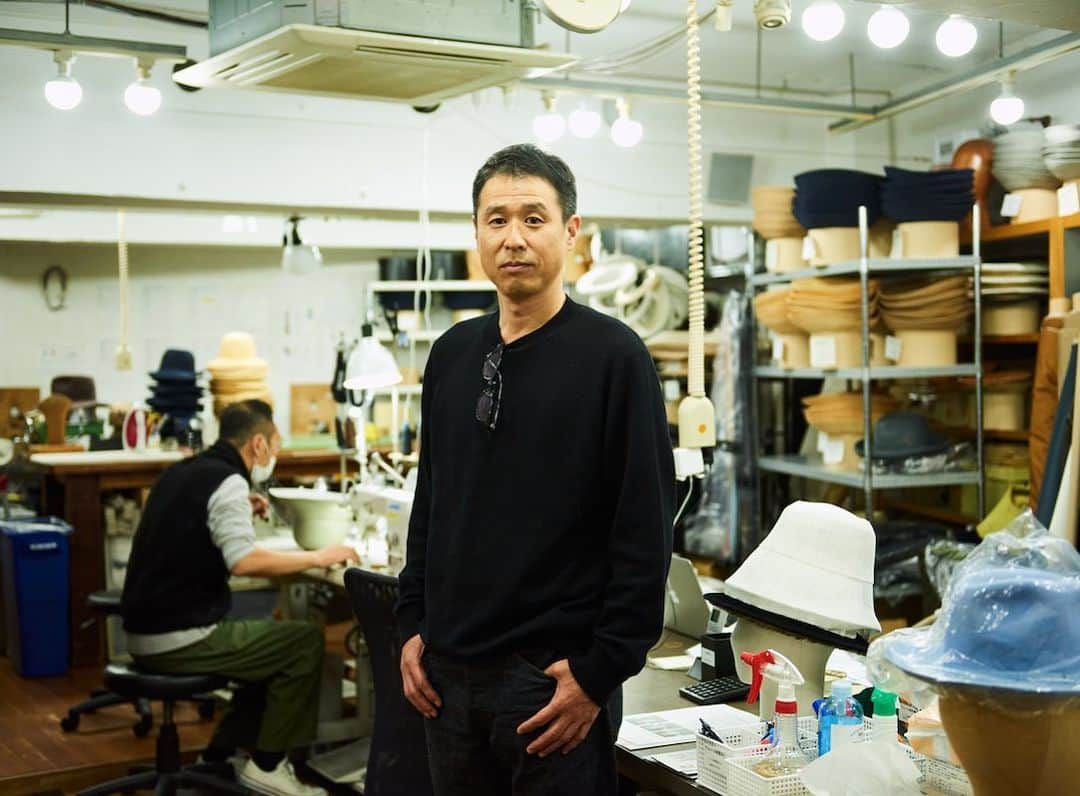 WWDジャパンさんのインスタグラム写真 - (WWDジャパンInstagram)「インタビュー：「キジマ タカユキ」が業界を25年間走り続けられた理由とは？　木島隆幸デザイナー本人が語る  卓越した技術と洗練されたデザインで人々を魅了し、日本が世界に誇る帽子ブランド「キジマ タカユキ（KIJIMA TAKAYUKI）」。デザイナーの木島隆幸は、帽子デザイナーの第一人者である平田暁夫氏のもとで、オートモード（オートクチュール）の技術を学びキャリアをスタートさせた。  洋服とは違いコーディネートに必ず必要とはされない帽子だが、木島デザイナーはそれを物ともせずファッション業界を25年間走り続けてきた。また1999年に初の直営店となる代官山店を、2019年には渋谷パルコ店をオープンするなど、経営者としての顔も併せ持つ。この業界で生き抜いてきた術や次世代への継承について本人に聞いた。  インタビュー全文は @wwd_jp のプロフィールのリンクから  #キジマタカユキ#KIJIMATAKAYUKI#木島隆幸#帽子」1月6日 21時25分 - wwd_jp