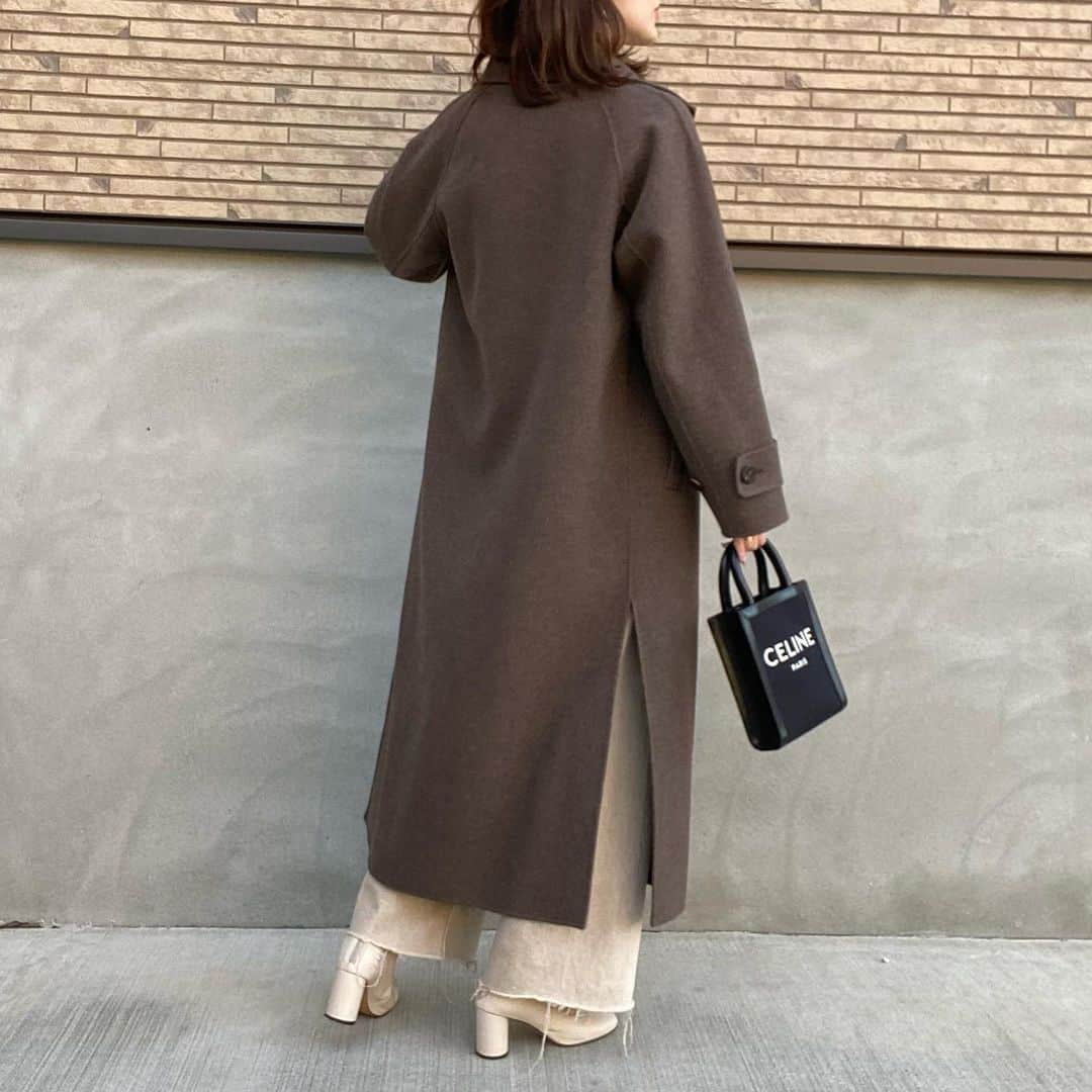 shieさんのインスタグラム写真 - (shieInstagram)「ㅤㅤㅤㅤㅤㅤㅤㅤㅤㅤㅤ  このコートを見ると、スマホを電車に忘れてたくさんの人に迷惑かけたことを思い出します笑笑  本当に @etretokyo  のお姉さんたち優しすぎた😫✨  そして再販で買ったダッフルコート💓💓  めちゃくちゃ軽くてストレスフリーなコート✨  リブニット分厚いけど、余裕で着れるゆったりさ🙆‍♀️💕  #ダッフルコート #etretokyo #チャンキーニット / #hm #ハイウエストデニム / #zara #バーティカルカバ / #celine  #ホワイトブーツ / #willfully」1月6日 21時25分 - shiiii0125