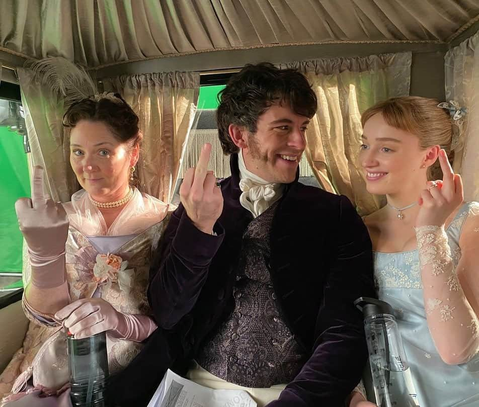 ゾーイ・サグさんのインスタグラム写真 - (ゾーイ・サグInstagram)「Us giving the finger to COVID, scoffing chocolate, and going in for another round of Bridgerton. 📸: @netflixuk」1月6日 21時26分 - zoella