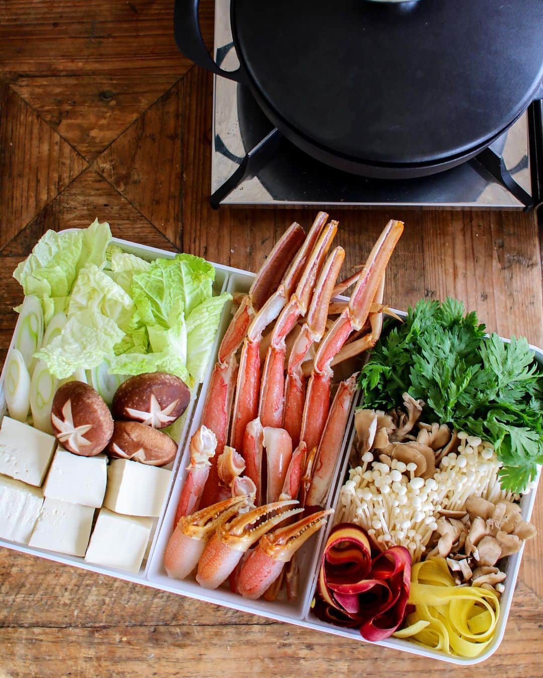 のインスタグラム：「お鍋や焼肉の時、大皿を何枚か使って具材を盛り付けていたのだけれど、【kurasso】さんで良いもの見つけた‼️ 👉 @kurasso  その名は『卓上水切りトレー タワー角型』。 お鍋の具材が一気に盛り付けられるだけでなく、3つに分かれているトレイのうち2つはザル状になっていて水が切れるので、お野菜やお豆腐などの水が出やすい食材にピッタリ。 自然と水切りができるよ👏 真ん中のトレイは穴無しで、お肉やお魚にピッタリ。 仕切りがあるので、他の食材にニオイが移らない👏  3つのトレイは取り出しできるので、洗うのも簡単。 ただ、折りたたんだりは出来ないので、私はナイロン袋に入れて立てた状態で収納しています😃  しかもこの卓上トレイの何がイイって、pic2枚目のように、具材をセットした状態で冷蔵庫に入れておけること。 (この日はカニだったので、変色するのがイヤで真ん中のトレイだけは食事直前まで空だったのだけれど、お肉なら事前に盛り付けておける) 全部用意しておいて、「さて、始めますか！」のタイミングでこのトレイごとドーンと持って行けばOK🙆‍♀️ もちろん焼肉やバーベキューにもピッタリ🤩 とにかくこりゃ便利😆✨  実は私、うっかり間違えてフタ無しのタイプを買ってしまったのだけれど、 フタ無し2,310円→フタ有り3,300円 なので、990円アップしても絶対フタ有りをオススメします🤣笑 ※フタ有りの方の商品名は『蓋付き卓上水切りトレー タワー 角型』でございます💁‍♀️  📢@kurasso のプロフィールにあるURLから購入可能です。  🎆10%オフクーポン：【caolife04】🎆 (金額問わず全注文に適用されるのでぜひ使ってね😉）  #kurassoファミリー #kurasso購入品 #アンバサダー #kurasso #便利グッズ #鍋 #鍋パーティー #焼肉パーティー #便利アイテム #料理好きな人と繋がりたい #蟹鍋 #towerシリーズ #山崎実業 #山崎実業タワーシリーズ #タワーシリーズ」