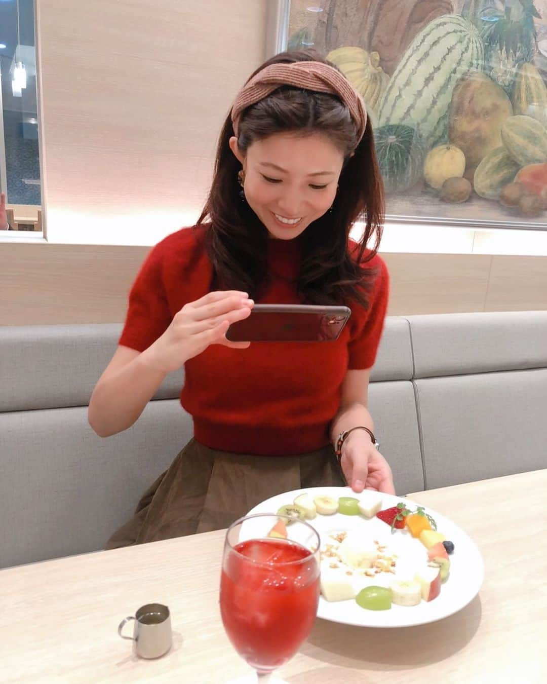 熱田久美さんのインスタグラム写真 - (熱田久美Instagram)「楽しそうな写真🤣🤣🤣 いつもこんな感じでカフェやスイーツの写真撮ってます☕💭 昨日は疲れ果てて、気づいたら寝落ちしてました( ˘-˘ ) 今日ももう眠いけど、またまだやることたくさん😢 ご飯食べたら、運動するぞ！ ・ #京橋 #千疋屋 #アトレ恵比寿 #京橋千疋屋  #フルーツパーラー #フルーツ #ヨーグルト  #恵比寿カフェ #フルーツヨーグルト #撮影会」1月6日 21時29分 - kuumi1125