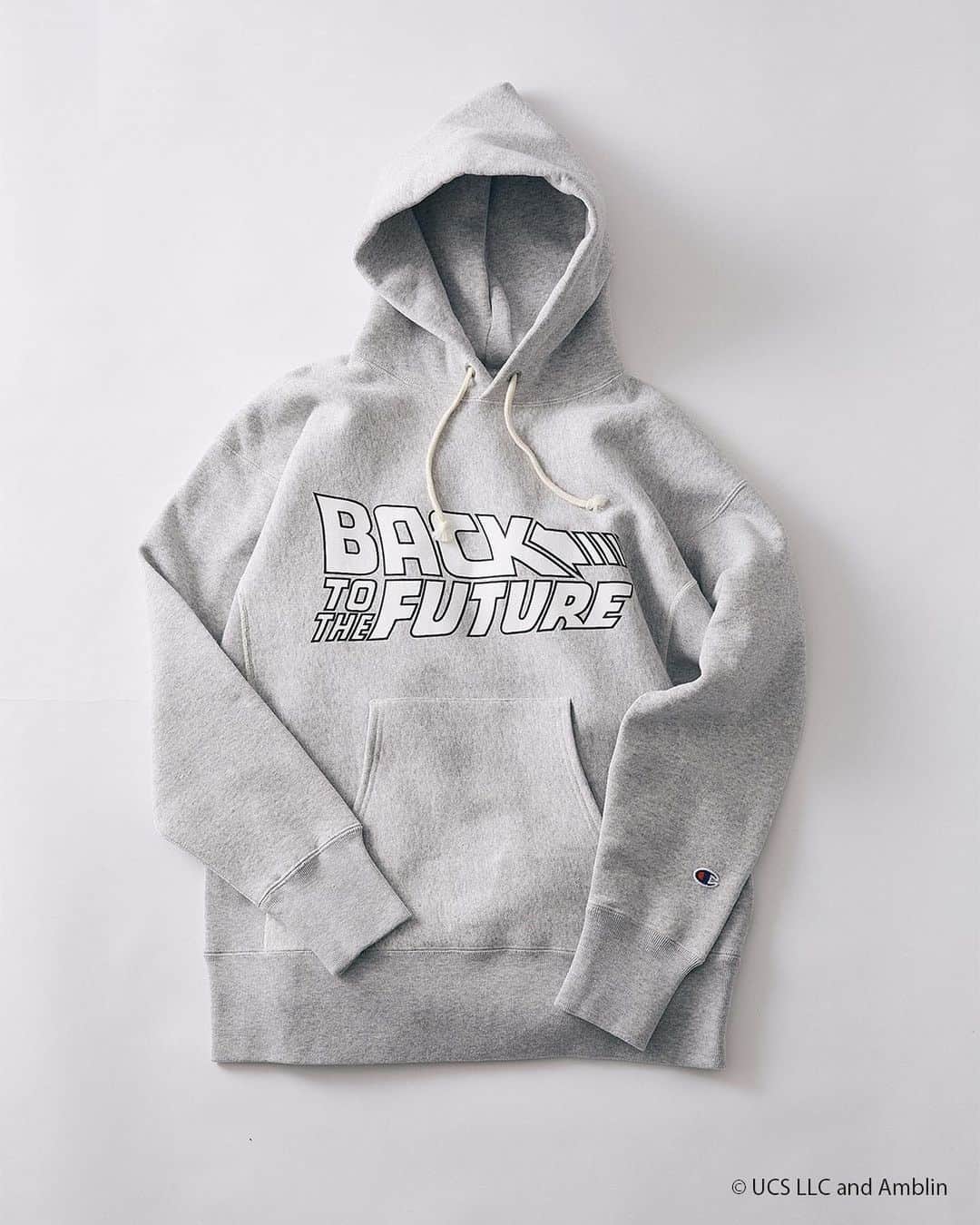 JOURNAL STANDARD relumeさんのインスタグラム写真 - (JOURNAL STANDARD relumeInstagram)「【Champion × BACK TO THE FUTURE × JOURNAL STANDARD relume】﻿ ﻿ 三者コラボによるこれまでにないオフィシャルグッズがリリース！﻿ ﻿ SF映画の金字塔『 #バック・トゥ・ザ・フューチャー 』。﻿ ﻿ 1985年の第一作公開から35周年を迎える現在に至るまで世代を超え、老若男女に愛される本作品。﻿ ﻿ この度、Champion、JOURNAL STANDARD relumeとの3者コラボレーションにより、夢のオフィシャルグッズが完成。﻿ ﻿ グラフィックデザインは、wtaps、DESCENDANT、flagstuffなどのグラフィックを手掛けているMasasculp氏 @masasculp  によるもの。﻿ ﻿ Championだからこそ、という意味合いを籠めて、カレッジロゴをイメージソースに、ボディはChampionの代名詞リバースウィーブをセレクト！﻿ ﻿ カラーリングやフォントには、そのキャラクターらしさを各所にちりばめています。﻿ ﻿ またファンは気恥ずかしさなく、ファンでなくても気軽にファッションアイテムとしてオフィシャルグッズを身にまとうことができる。﻿ ﻿ 店頭、オンライン共に1/9（土）発売開始！﻿ ※オンラインストアでは1/9（土）昼12:00より発売開始 ﻿ ﻿ ﻿ #BTTF #BTTF35周年記念﻿ ﻿ #backtothefuture﻿ #martymcfly﻿ #champion﻿ #journalstandardrelume﻿ #specialcollaboration﻿ #relume﻿ #レリューム」1月6日 21時38分 - js_relume
