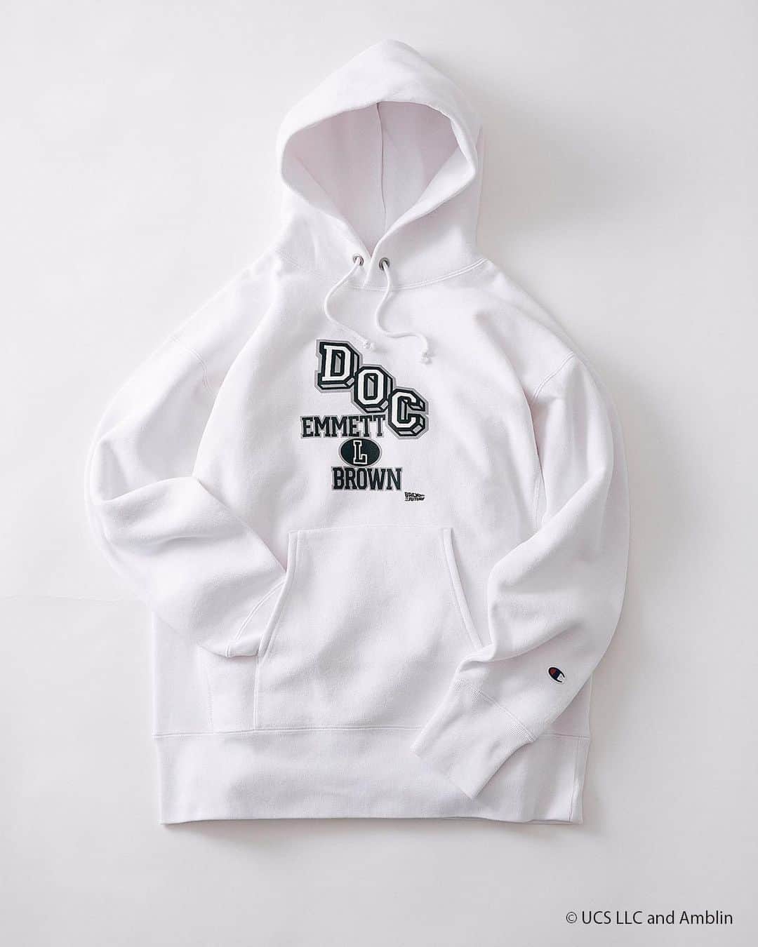JOURNAL STANDARD relumeさんのインスタグラム写真 - (JOURNAL STANDARD relumeInstagram)「【Champion × BACK TO THE FUTURE × JOURNAL STANDARD relume】﻿ ﻿ 三者コラボによるこれまでにないオフィシャルグッズがリリース！﻿ ﻿ SF映画の金字塔『 #バック・トゥ・ザ・フューチャー 』。﻿ ﻿ 1985年の第一作公開から35周年を迎える現在に至るまで世代を超え、老若男女に愛される本作品。﻿ ﻿ この度、Champion、JOURNAL STANDARD relumeとの3者コラボレーションにより、夢のオフィシャルグッズが完成。﻿ ﻿ グラフィックデザインは、wtaps、DESCENDANT、flagstuffなどのグラフィックを手掛けているMasasculp氏 @masasculp  によるもの。﻿ ﻿ Championだからこそ、という意味合いを籠めて、カレッジロゴをイメージソースに、ボディはChampionの代名詞リバースウィーブをセレクト！﻿ ﻿ カラーリングやフォントには、そのキャラクターらしさを各所にちりばめています。﻿ ﻿ またファンは気恥ずかしさなく、ファンでなくても気軽にファッションアイテムとしてオフィシャルグッズを身にまとうことができる。﻿ ﻿ 店頭、オンライン共に1/9（土）発売開始！﻿ ※オンラインストアでは1/9（土）昼12:00より発売開始 ﻿ ﻿ ﻿ #BTTF #BTTF35周年記念﻿ ﻿ #backtothefuture﻿ #martymcfly﻿ #champion﻿ #journalstandardrelume﻿ #specialcollaboration﻿ #relume﻿ #レリューム」1月6日 21時38分 - js_relume
