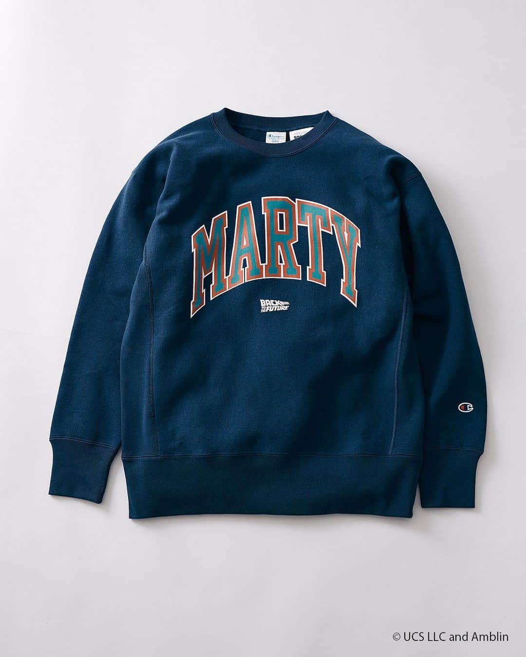 JOURNAL STANDARD relumeさんのインスタグラム写真 - (JOURNAL STANDARD relumeInstagram)「【Champion × BACK TO THE FUTURE × JOURNAL STANDARD relume】﻿ ﻿ 三者コラボによるこれまでにないオフィシャルグッズがリリース！﻿ ﻿ SF映画の金字塔『 #バック・トゥ・ザ・フューチャー 』。﻿ ﻿ 1985年の第一作公開から35周年を迎える現在に至るまで世代を超え、老若男女に愛される本作品。﻿ ﻿ この度、Champion、JOURNAL STANDARD relumeとの3者コラボレーションにより、夢のオフィシャルグッズが完成。﻿ ﻿ グラフィックデザインは、wtaps、DESCENDANT、flagstuffなどのグラフィックを手掛けているMasasculp氏 @masasculp  によるもの。﻿ ﻿ Championだからこそ、という意味合いを籠めて、カレッジロゴをイメージソースに、ボディはChampionの代名詞リバースウィーブをセレクト！﻿ ﻿ カラーリングやフォントには、そのキャラクターらしさを各所にちりばめています。﻿ ﻿ またファンは気恥ずかしさなく、ファンでなくても気軽にファッションアイテムとしてオフィシャルグッズを身にまとうことができる。﻿ ﻿ 店頭、オンライン共に1/9（土）発売開始！﻿ ※オンラインストアでは1/9（土）昼12:00より発売開始 ﻿ ﻿ ﻿ #BTTF #BTTF35周年記念﻿ ﻿ #backtothefuture﻿ #martymcfly﻿ #champion﻿ #journalstandardrelume﻿ #specialcollaboration﻿ #relume﻿ #レリューム」1月6日 21時38分 - js_relume