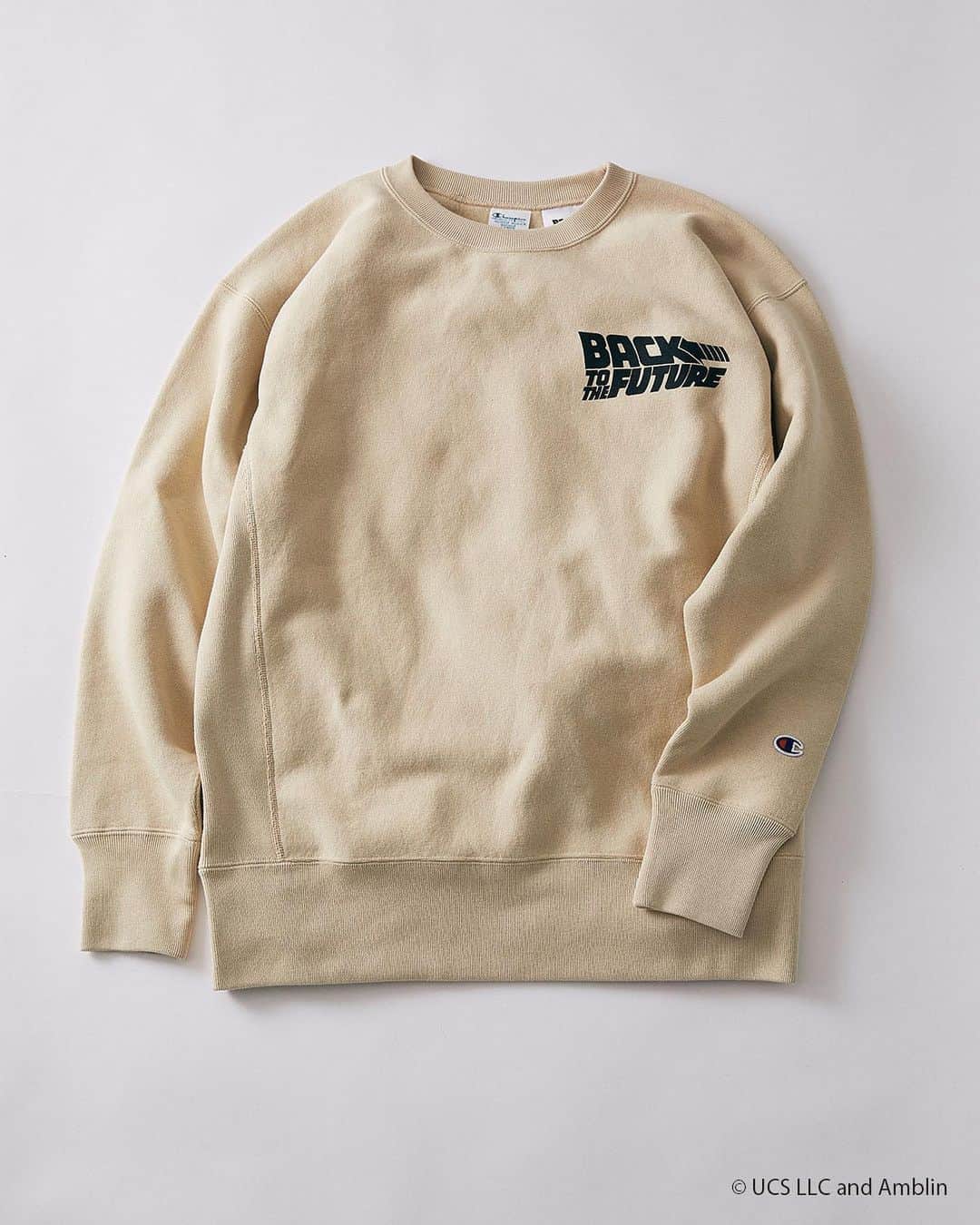JOURNAL STANDARD relumeさんのインスタグラム写真 - (JOURNAL STANDARD relumeInstagram)「【Champion × BACK TO THE FUTURE × JOURNAL STANDARD relume】﻿ ﻿ 三者コラボによるこれまでにないオフィシャルグッズがリリース！﻿ ﻿ SF映画の金字塔『 #バック・トゥ・ザ・フューチャー 』。﻿ ﻿ 1985年の第一作公開から35周年を迎える現在に至るまで世代を超え、老若男女に愛される本作品。﻿ ﻿ この度、Champion、JOURNAL STANDARD relumeとの3者コラボレーションにより、夢のオフィシャルグッズが完成。﻿ ﻿ グラフィックデザインは、wtaps、DESCENDANT、flagstuffなどのグラフィックを手掛けているMasasculp氏 @masasculp  によるもの。﻿ ﻿ Championだからこそ、という意味合いを籠めて、カレッジロゴをイメージソースに、ボディはChampionの代名詞リバースウィーブをセレクト！﻿ ﻿ カラーリングやフォントには、そのキャラクターらしさを各所にちりばめています。﻿ ﻿ またファンは気恥ずかしさなく、ファンでなくても気軽にファッションアイテムとしてオフィシャルグッズを身にまとうことができる。﻿ ﻿ 店頭、オンライン共に1/9（土）発売開始！﻿ ※オンラインストアでは1/9（土）昼12:00より発売開始 ﻿ ﻿ ﻿ #BTTF #BTTF35周年記念﻿ ﻿ #backtothefuture﻿ #martymcfly﻿ #champion﻿ #journalstandardrelume﻿ #specialcollaboration﻿ #relume﻿ #レリューム」1月6日 21時38分 - js_relume