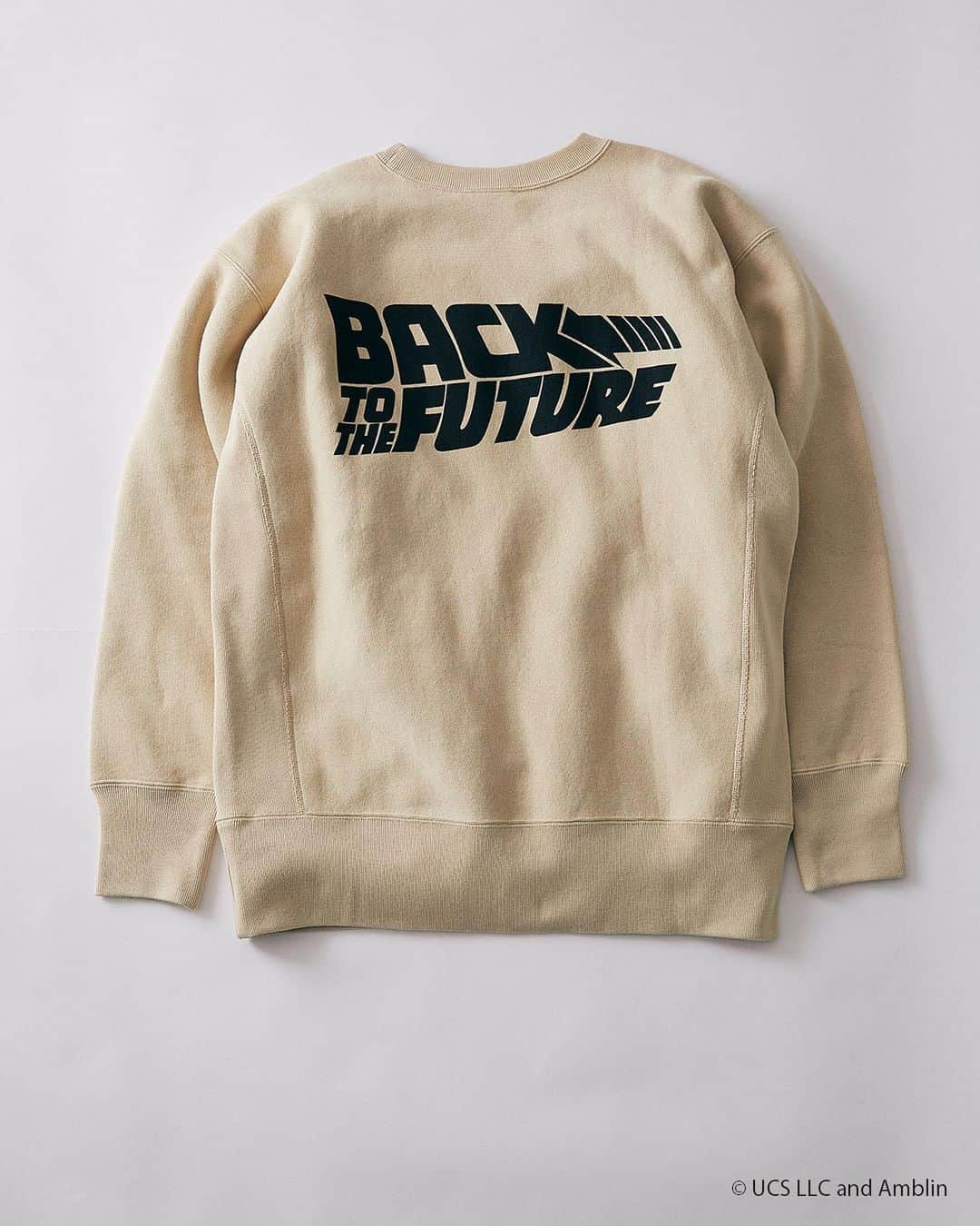 JOURNAL STANDARD relumeさんのインスタグラム写真 - (JOURNAL STANDARD relumeInstagram)「【Champion × BACK TO THE FUTURE × JOURNAL STANDARD relume】﻿ ﻿ 三者コラボによるこれまでにないオフィシャルグッズがリリース！﻿ ﻿ SF映画の金字塔『 #バック・トゥ・ザ・フューチャー 』。﻿ ﻿ 1985年の第一作公開から35周年を迎える現在に至るまで世代を超え、老若男女に愛される本作品。﻿ ﻿ この度、Champion、JOURNAL STANDARD relumeとの3者コラボレーションにより、夢のオフィシャルグッズが完成。﻿ ﻿ グラフィックデザインは、wtaps、DESCENDANT、flagstuffなどのグラフィックを手掛けているMasasculp氏 @masasculp  によるもの。﻿ ﻿ Championだからこそ、という意味合いを籠めて、カレッジロゴをイメージソースに、ボディはChampionの代名詞リバースウィーブをセレクト！﻿ ﻿ カラーリングやフォントには、そのキャラクターらしさを各所にちりばめています。﻿ ﻿ またファンは気恥ずかしさなく、ファンでなくても気軽にファッションアイテムとしてオフィシャルグッズを身にまとうことができる。﻿ ﻿ 店頭、オンライン共に1/9（土）発売開始！﻿ ※オンラインストアでは1/9（土）昼12:00より発売開始 ﻿ ﻿ ﻿ #BTTF #BTTF35周年記念﻿ ﻿ #backtothefuture﻿ #martymcfly﻿ #champion﻿ #journalstandardrelume﻿ #specialcollaboration﻿ #relume﻿ #レリューム」1月6日 21時38分 - js_relume