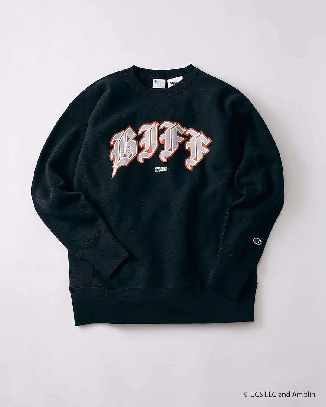 JOURNAL STANDARD relumeさんのインスタグラム写真 - (JOURNAL STANDARD relumeInstagram)「【Champion × BACK TO THE FUTURE × JOURNAL STANDARD relume】﻿ ﻿ 三者コラボによるこれまでにないオフィシャルグッズがリリース！﻿ ﻿ SF映画の金字塔『 #バック・トゥ・ザ・フューチャー 』。﻿ ﻿ 1985年の第一作公開から35周年を迎える現在に至るまで世代を超え、老若男女に愛される本作品。﻿ ﻿ この度、Champion、JOURNAL STANDARD relumeとの3者コラボレーションにより、夢のオフィシャルグッズが完成。﻿ ﻿ グラフィックデザインは、wtaps、DESCENDANT、flagstuffなどのグラフィックを手掛けているMasasculp氏 @masasculp  によるもの。﻿ ﻿ Championだからこそ、という意味合いを籠めて、カレッジロゴをイメージソースに、ボディはChampionの代名詞リバースウィーブをセレクト！﻿ ﻿ カラーリングやフォントには、そのキャラクターらしさを各所にちりばめています。﻿ ﻿ またファンは気恥ずかしさなく、ファンでなくても気軽にファッションアイテムとしてオフィシャルグッズを身にまとうことができる。﻿ ﻿ 店頭、オンライン共に1/9（土）発売開始！﻿ ※オンラインストアでは1/9（土）昼12:00より発売開始 ﻿ ﻿ ﻿ #BTTF #BTTF35周年記念﻿ ﻿ #backtothefuture﻿ #martymcfly﻿ #champion﻿ #journalstandardrelume﻿ #specialcollaboration﻿ #relume﻿ #レリューム」1月6日 21時38分 - js_relume