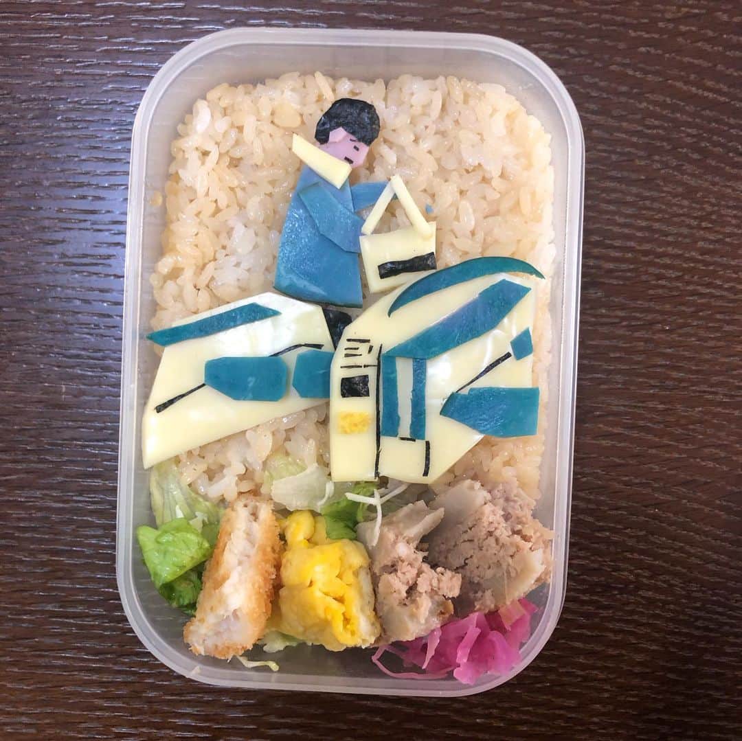 尾関高文のインスタグラム：「ラバーガールの飛永くんの企画「改札機から出れなくなった大水イラストTシャツ」に参加させてもらいました！改札から出られない大水さんがお弁当になってます。お弁当のTシャツ。ウケる〜。シソンヌじろうちゃんがモデル。他の方もすごい方ばかり！  kippude.stores.jp   #KIPPU_de_TROUBLE」