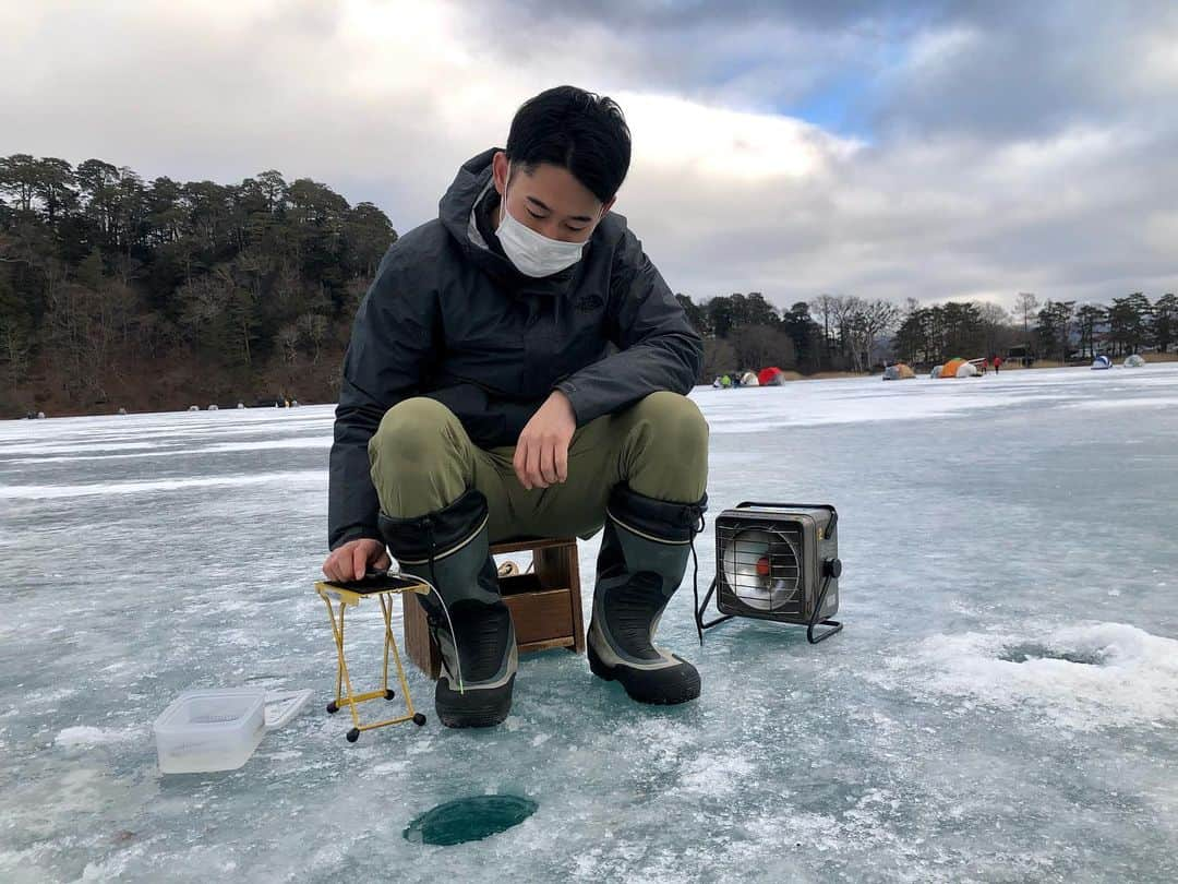 重盛赳男のインスタグラム：「NBSみんなの信州🐟 小海町の松原湖で、人生初のわかさぎ釣りに挑戦！ . 結果は7匹！でしたが、気づいた時には天ぷらに…😇 . 今年は順調に冷え込み、今月2日に全面解禁。 新型コロナで落ち込む観光を盛り上げるため、一万人分の遊漁券が無料です。 お世話になった立花屋さんでは、釣ったわかさぎの天ぷらはテイクアウトもできます！ . #NBS #長野放送 #みんなの信州 #小海町 #松原湖 #わかさぎ釣り #寒い けど #楽しい #重盛赳男 #アナウンサー」