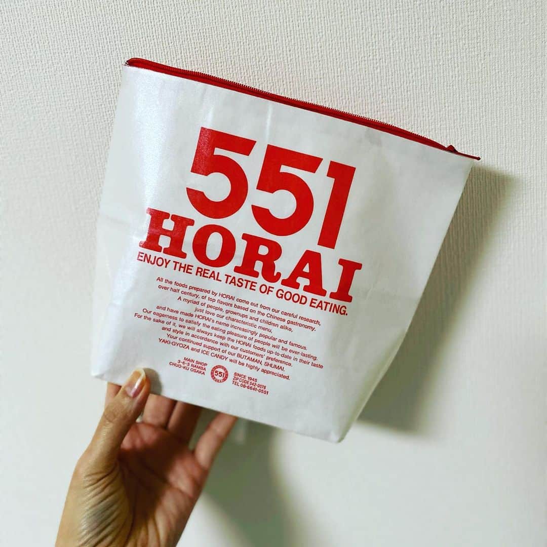 緒月遠麻のインスタグラム：「☺︎ 紙袋から ポーチを作るプロから 551ポーチ♡  バックインバックに☺︎  もー かわいすぎるぅ！！  #551 #ポーチ  私のカバンの中は賑やかです♪」
