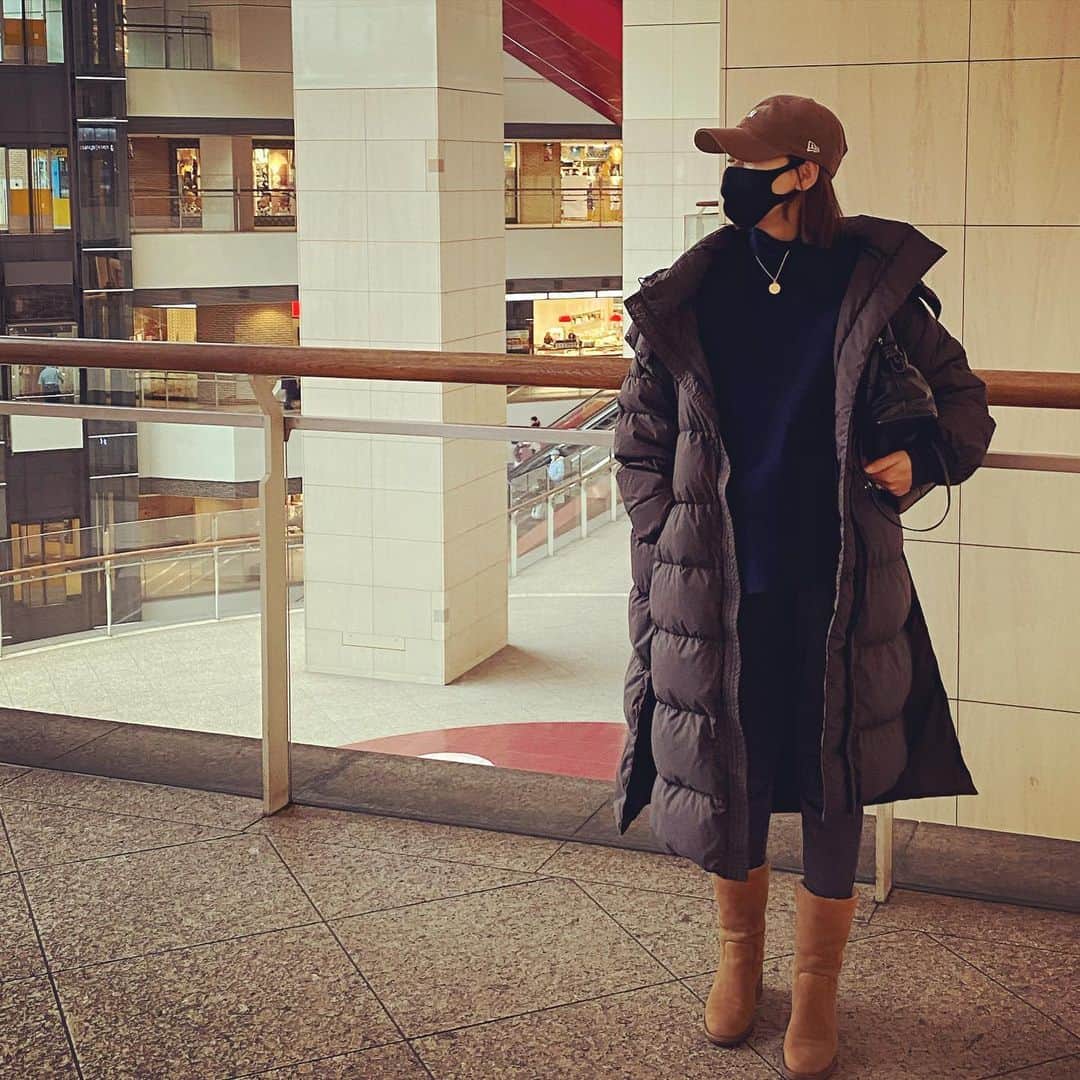 小泉里子のインスタグラム：「ついに、迷いに迷ったベビーカーとチャイルドシートを買いに。 届いたらまた紹介しますね。  ダウンコート @ayaaa0707 @emmi.jp  軽くて暖かくてヘビロテ中  マスク @hamadamasaru @blanche_etoile 肌に優しく、つけてるだけで気持ちいい。」