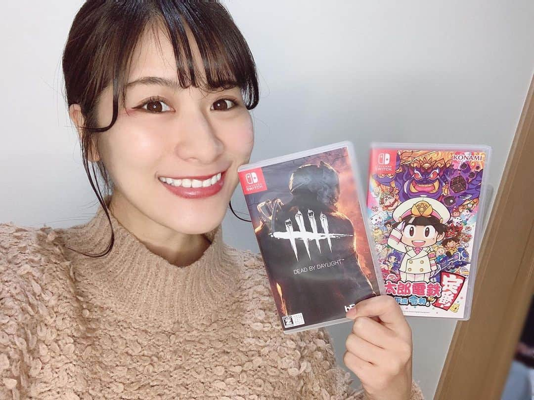 猪狩ともかのインスタグラム：「🎮🎮 . . 最近増えたゲームソフト！ . まゆから貰った桃鉄🍑 高校の同級生から貰ったDbD🔪 . DbD最初やられたときの描写がキツかったんだけど 今めっちゃハマってる！！ 桃鉄はこの前初めてやって優勝した🎊 . . . #仮面女子 #猪狩ともか #nintendoswitch  #デッドバイデイライト #桃太郎電鉄 #誕生日プレゼント #お正月休みはゲーム三昧」