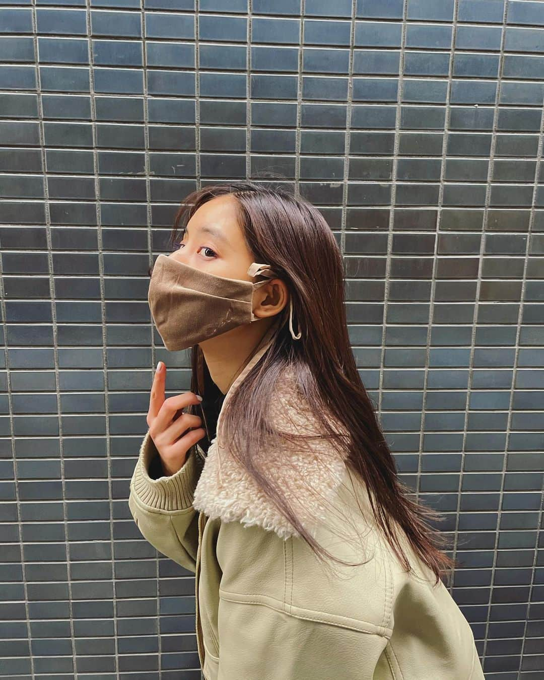 新木優子さんのインスタグラム写真 - (新木優子Instagram)「私服  jacket : @throw_by_sly  turtle neck : @uniqlo  skirt : @inella_official  shoes : @zara  bag : @elleme  mask : @coel.official」1月6日 21時41分 - yuuuuukko_