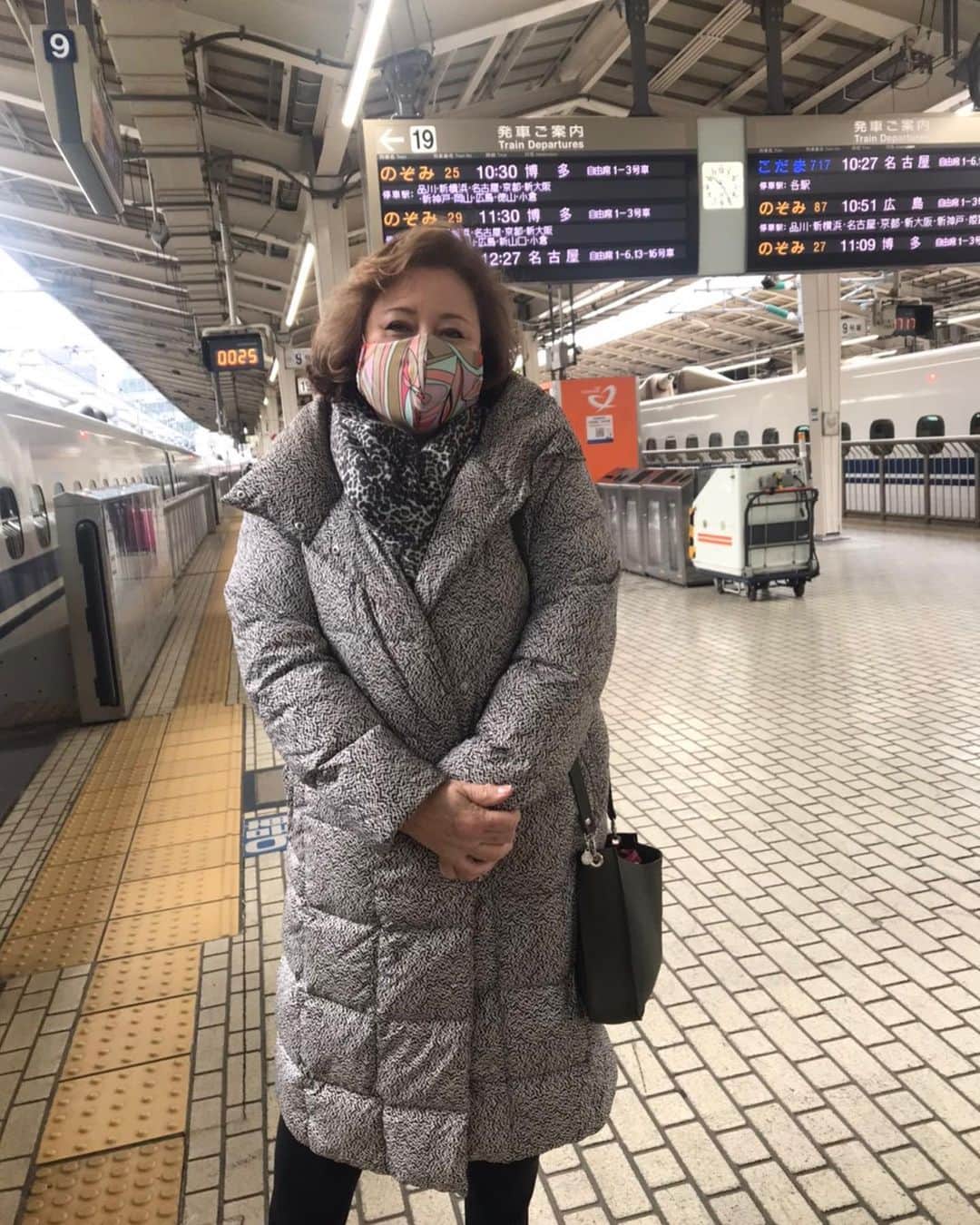 キャシー中島さんのインスタグラム写真 - (キャシー中島Instagram)「* 今日は神戸キルトサロンでレッスンです。 でかける前にマスクを洗って！ 3日に一回洗います。 家族全員のマスクです。  東京駅は今日も静かです。 新幹線に乗って神戸に向かいます。  今日はミシンキルトのレッスンです。 マイミシンを持ってきました。 シンプルで縫いやすいミシンです。  あっという間にバルジェロのトップができましたi この上に花をアップリケします。  今日も一日頑張りました。 お気に入りのペンダント。 カメオで私のイニシャルKを作ってもらいました。 長さがちょうど良いロングペンダント。 使い勝手が良いので大好きです。  今夜は早く休みましょう❤️❤️❤️」1月6日 21時44分 - official_kathynakajima
