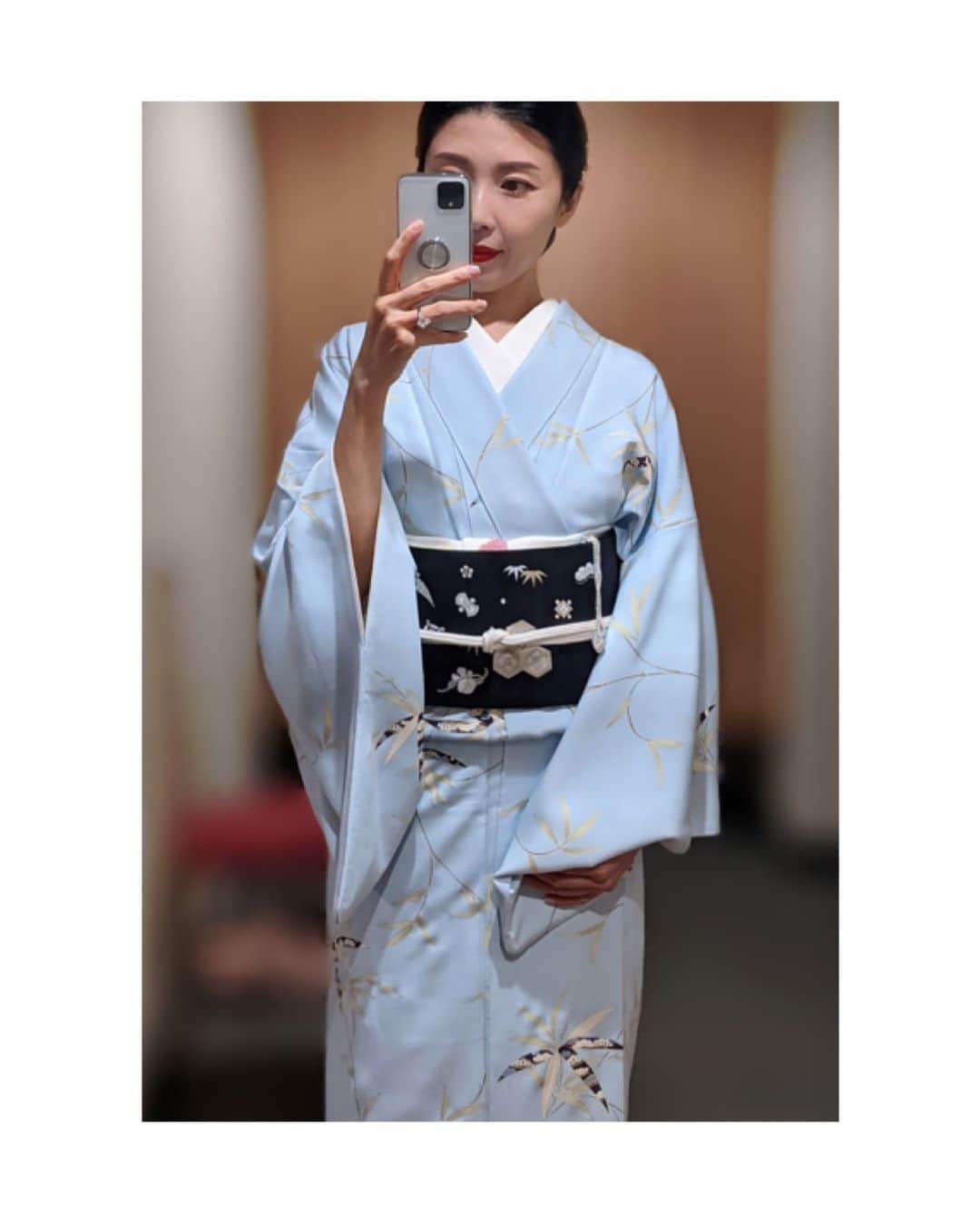のインスタグラム：「松の内ですので、竹の葉模様に宝尽くしの帯で縁起良く🎍✨ 超絶お気に入りの @gofuku_nishida さんの帯飾りと @nagayoshi.gofukuten さんの松竹梅の帯揚げも忘れずに。 お着物コーディネートのお写真を保存していただく事が多いようで、皆さんにお着物の組み合わせを少しでもお楽しみいただけると思うと嬉しいです。 ありがとうございます。  #新春 #2021 #令和三年  #歌舞伎 をはじめ #お着物 や #日本の伝統 が長く守られ受け継がれますように。 #kimono #kimonocordinate #japanesekimono #japanesetradition #beautifultradition #lovekimono  #instakimono  #日本の伝統 #美しい伝統 #守るべきもの #日本の美  #お着物と帯 #組み合わせ #楽しい #お着物の魅力  #小紋 #宝尽くし帯 #京都一加 さん #亜紀の和装記録」
