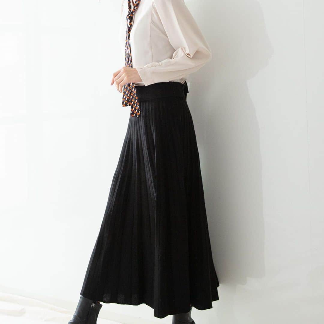 NARACAMICIE Japanさんのインスタグラム写真 - (NARACAMICIE JapanInstagram)「.﻿ Recommended styling﻿ ﻿ Tucano Print Tie Blouse﻿ 品番：10-02-01-062﻿ ﻿ オオハシがプリントされたシャツは﻿ レトロな風合で、スタイリング次第では﻿ カジュアルコーデもおすすめです◎﻿ ﻿ ▶️WINTER SALE MAX50%OFF!!﻿ プロフィールURLからチェックしていただけます✨﻿ ﻿ #naracamicie #fashion #2020aw #2020秋冬 #秋冬 #ブラウスコーデ #ブラウス #スカート #プリーツスカート #スカートコーデ #カジュアル #カジュアルコーデ #カジュアルファッション #ナラコーデ #大人カジュアル #大人カジュアルコーデ #大人コーデ #大人コーディネート #上品カジュアル #上品コーデ #上品 #上品スタイル #大人フェミニン #オンオフ #きれいめカジュアル #きれいめコーデ #きれいめファッション #大人きれいめコーデ #大人きれい」1月6日 21時45分 - naracamicie_jp