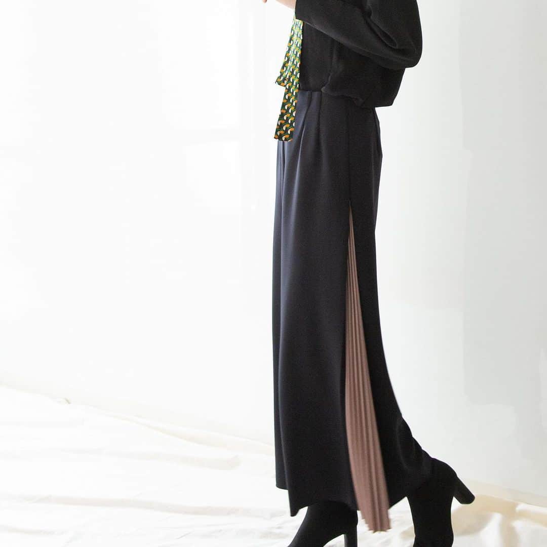 NARACAMICIE Japanさんのインスタグラム写真 - (NARACAMICIE JapanInstagram)「.﻿ Recommended styling﻿ ﻿ Tucano Print Tie Blouse﻿ 品番：10-02-01-062﻿ ﻿ オオハシがプリントされたシャツは﻿ レトロな風合で、スタイリング次第では﻿ カジュアルコーデもおすすめです◎﻿ ﻿ ▶️WINTER SALE MAX50%OFF!!﻿ プロフィールURLからチェックしていただけます✨﻿ ﻿ #naracamicie #fashion #2020aw #2020秋冬 #秋冬 #ブラウスコーデ #ブラウス #スカート #プリーツスカート #スカートコーデ #カジュアル #カジュアルコーデ #カジュアルファッション #ナラコーデ #大人カジュアル #大人カジュアルコーデ #大人コーデ #大人コーディネート #上品カジュアル #上品コーデ #上品 #上品スタイル #大人フェミニン #オンオフ #きれいめカジュアル #きれいめコーデ #きれいめファッション #大人きれいめコーデ #大人きれい」1月6日 21時45分 - naracamicie_jp