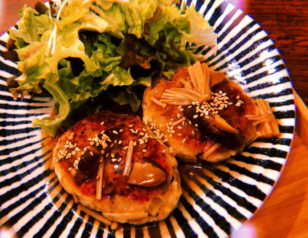 西園みすずさんのインスタグラム写真 - (西園みすずInstagram)「はんぺんバーグ . しばらくは 寝正月を取り返すために ヘルシーメニューを心がけて 生きようと思いますっ！ ハンバーグのタネは 2/3をはんぺんにして 残りの1/3は豚ひき肉⋆⸜ ⸝⋆ たれは昆布出汁ベースで とろみをつけた あっさりタレです。 はんぺんバーグとは言いつつも、 ハンバーグとは まったく別の食べ物でした！笑 食べたあとの体への負担が ほぼないかんじ！ 満腹感はありつつ とっても軽い食べ応え◎ . #ハンバーグ #はんぺん #ヘルシーメニュー #お正月 #夜ご飯 #献立」1月6日 21時50分 - sunmyu_misuzu