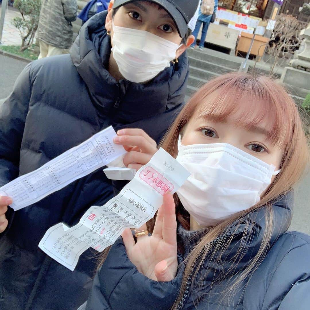 町田亜里香のインスタグラム：「おみくじ…吉。 . . からんころーんって鳴らすやつも コロナで撤去されてました。 . . #おみくじ #夫婦 #夫婦写真」