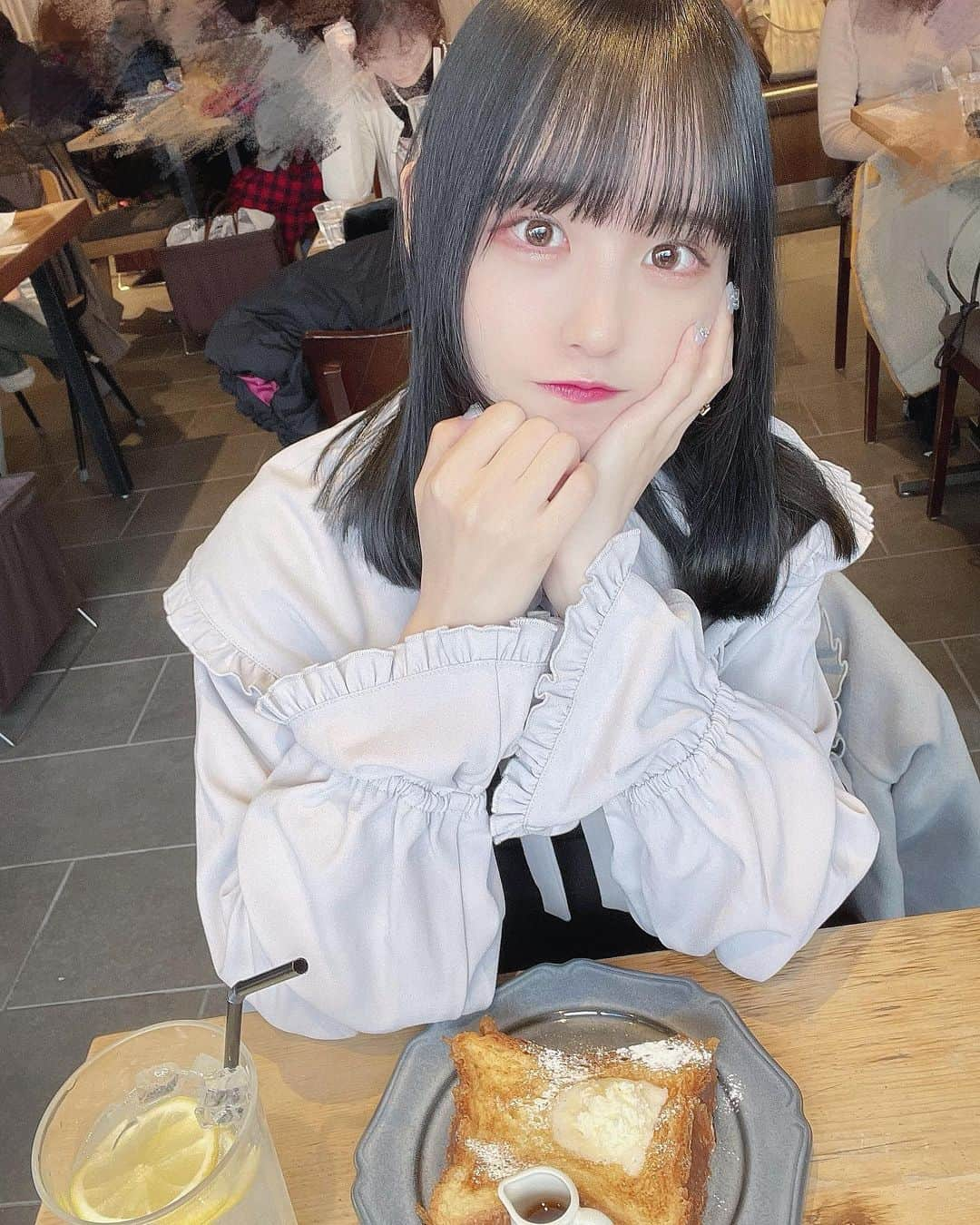 真城里帆さんのインスタグラム写真 - (真城里帆Instagram)「表参道のお洒落なCafeいった‪︎❤︎ ． ． ． ． #表参道カフェ  #表参道ランチ  #原宿カフェ  #原宿ランチ  #原宿スイーツ  #merryjenny  #メリージェニー  #黒髪ロング  #黒髪ミディアム  #ストレートヘア  #黒髪女子  #黒髪ロングストレート  #黒髪ストレート  #黒髪メイク  #都内カフェ  #都内カフェ巡り」1月6日 21時50分 - riho_nonfic