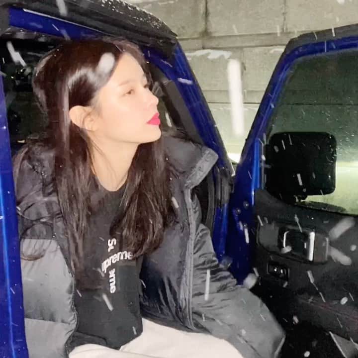 クォン・スジョンのインスタグラム：「2021 첫눈!!! 나........ 오늘처럼 눈 많이 내리는거 첨 보는듯....😳😳😳 내일 서울 아침기온 -14도 래요... 다들 눈 길 조심하세요!❄️🧖‍♀️」